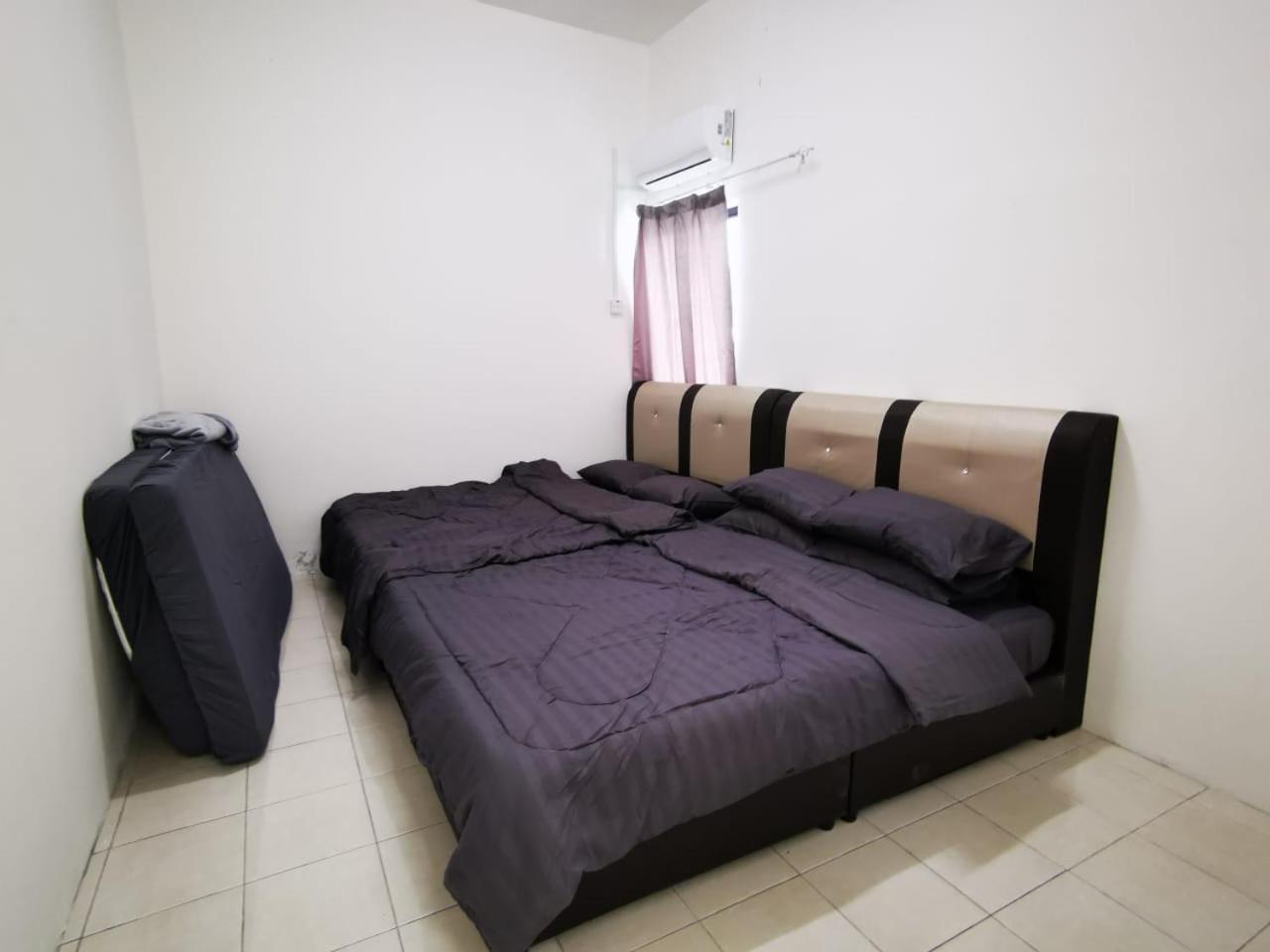 Three-Bedroom Apartment photo 2
