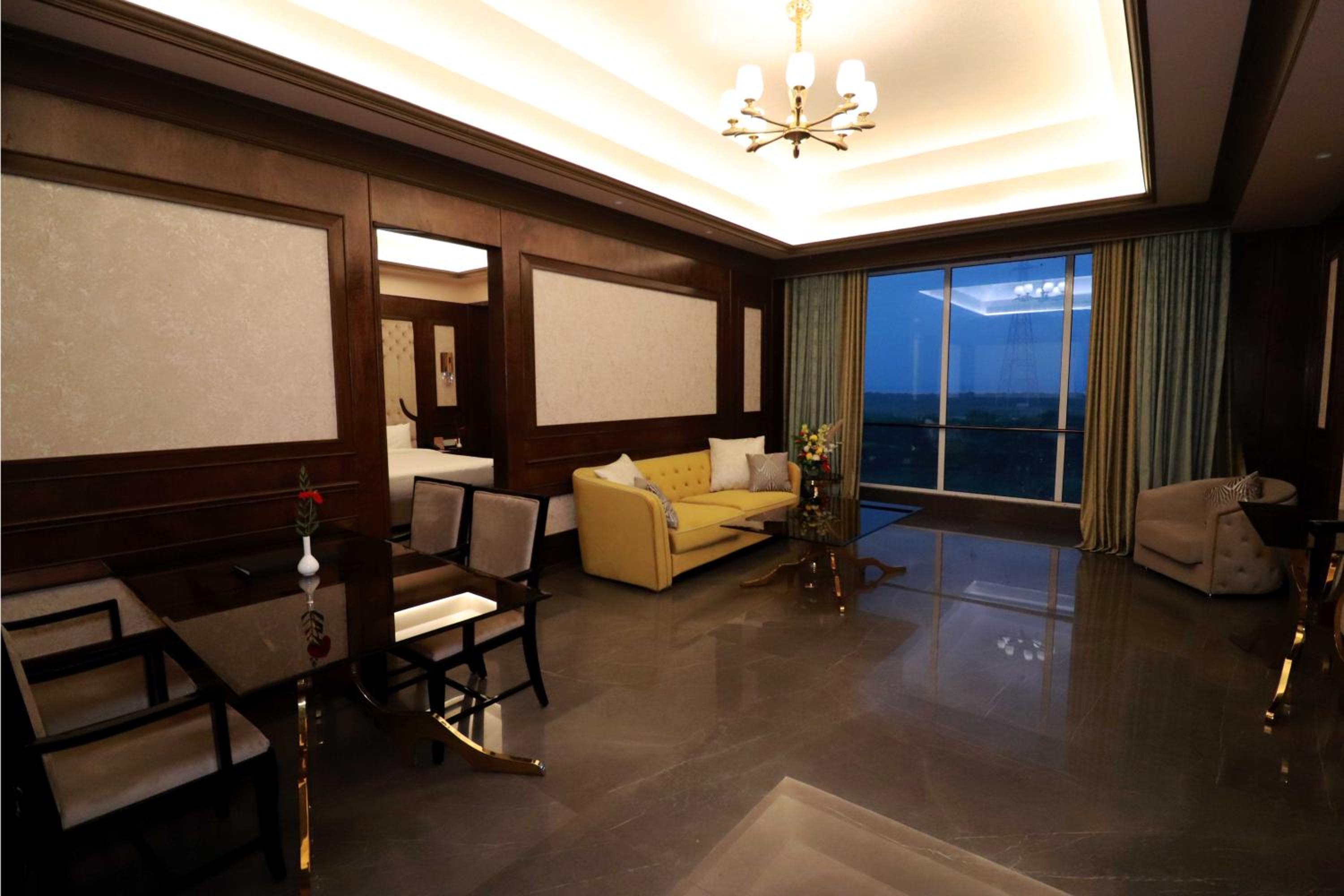 Suite - Photo 3