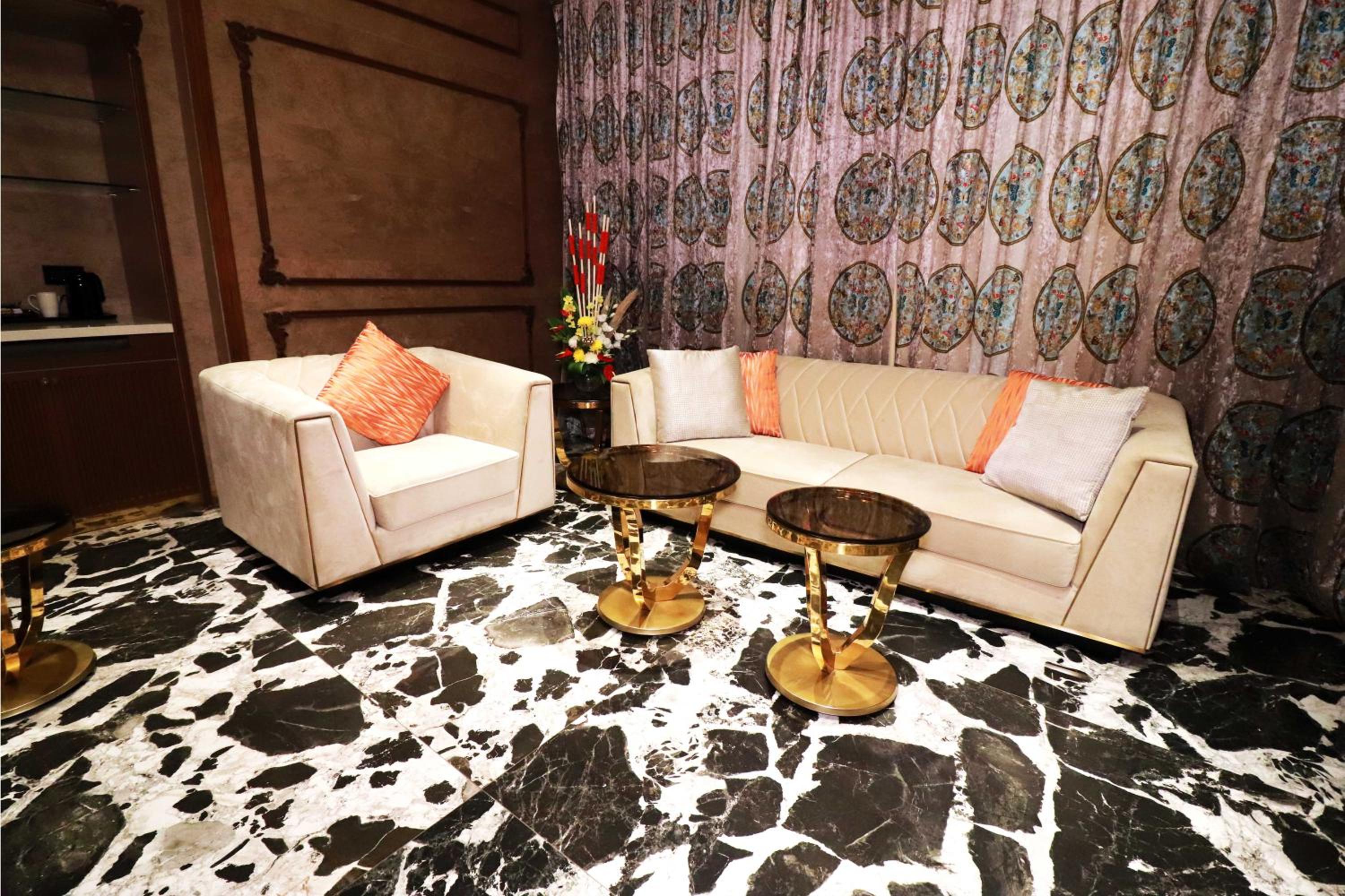 Suite - Photo 23