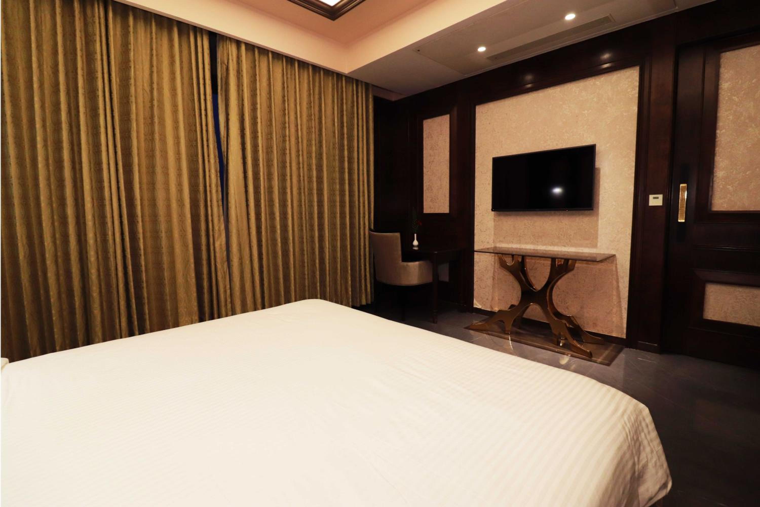 Suite - Photo 11