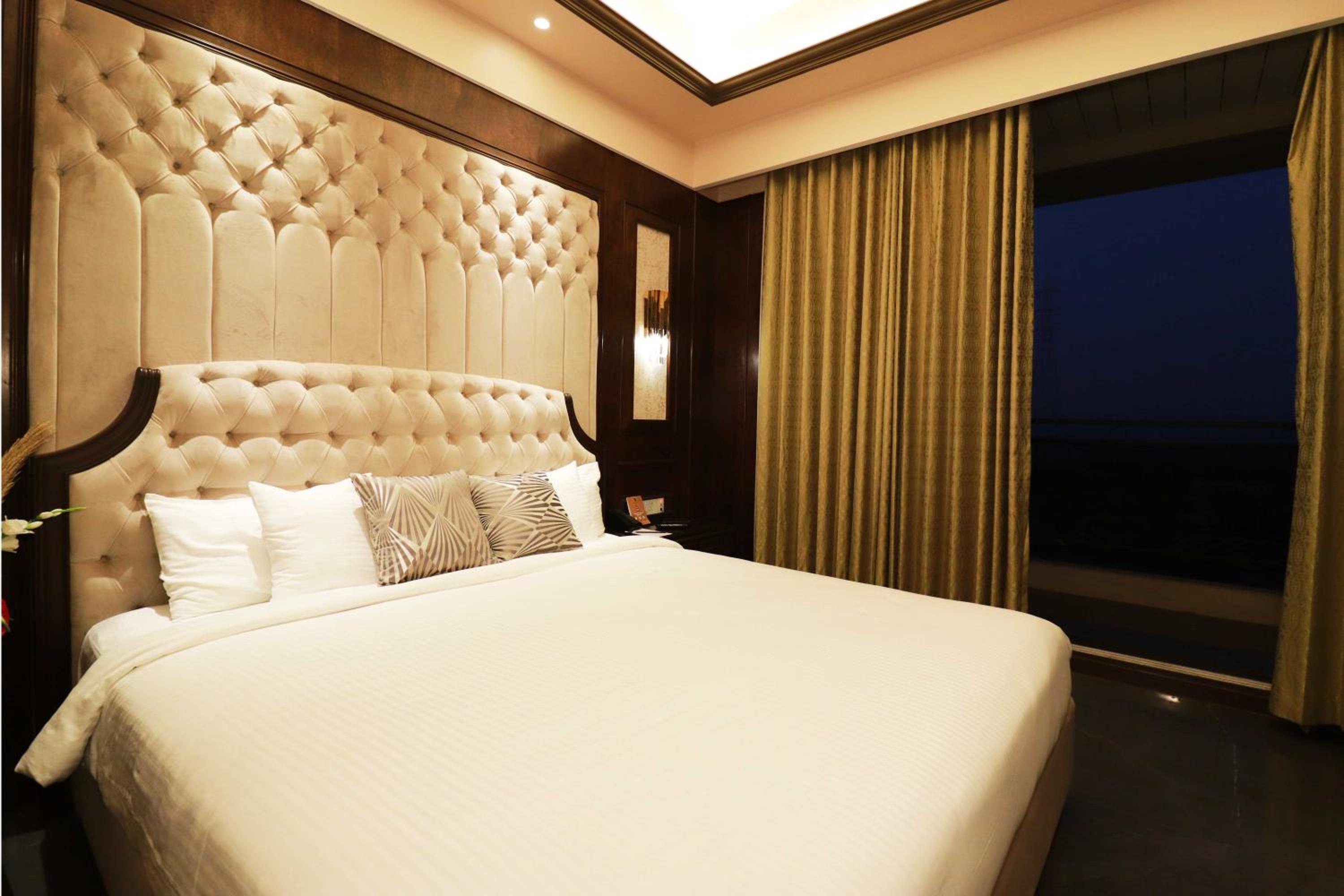 Suite - Photo 22