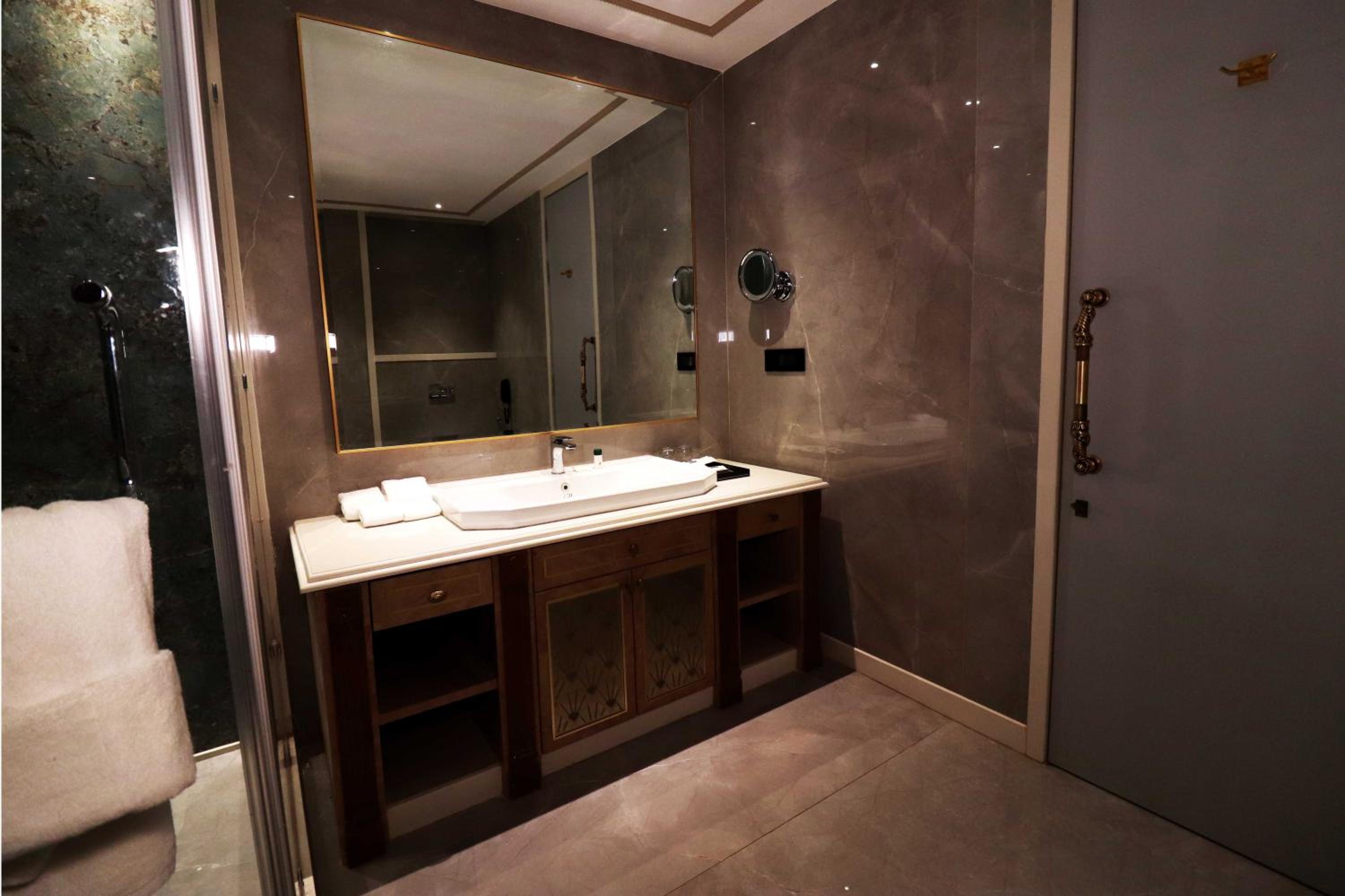Suite - Photo 9