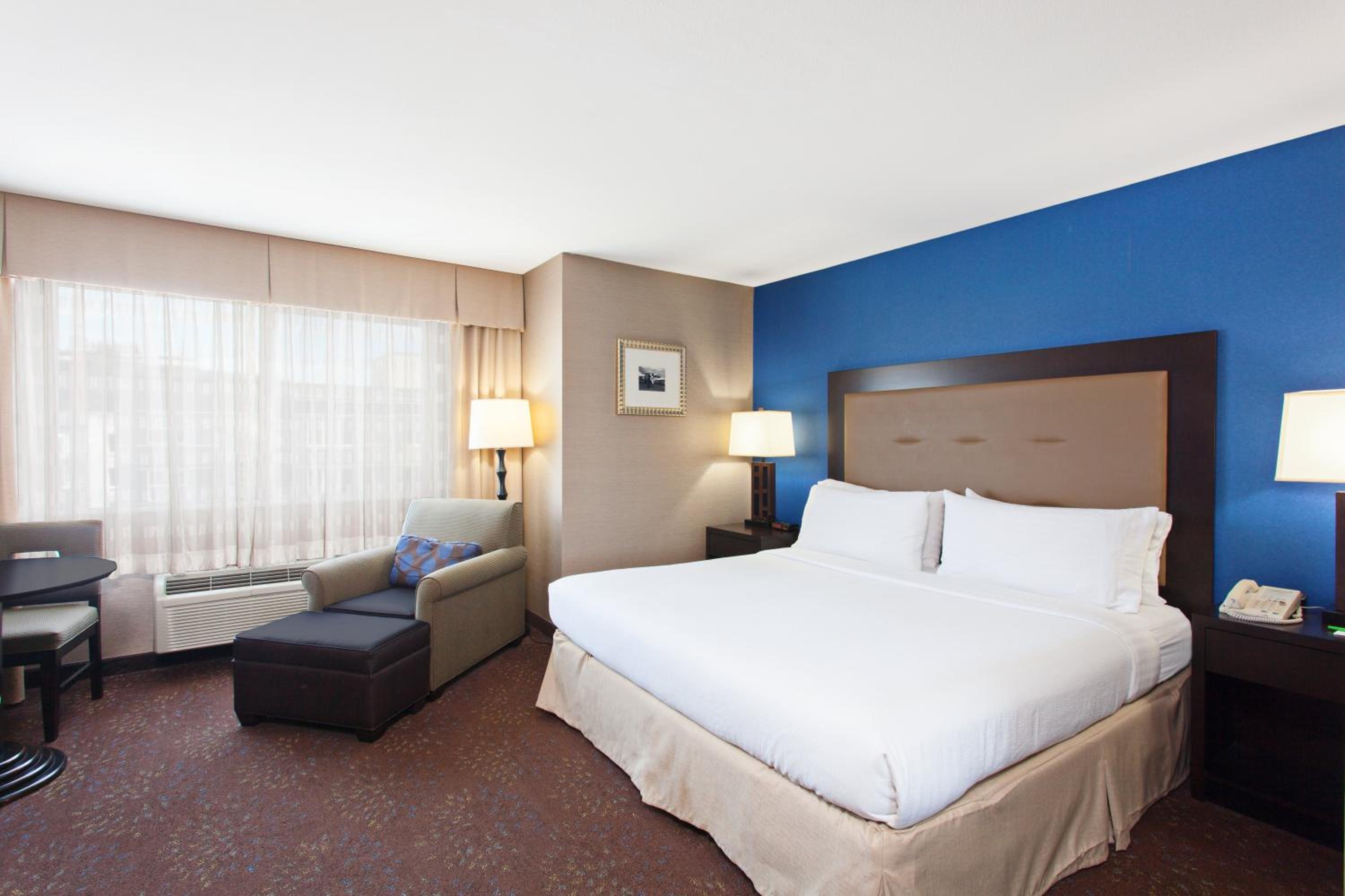 One-Bedroom King Suite with Tub - Photo 1