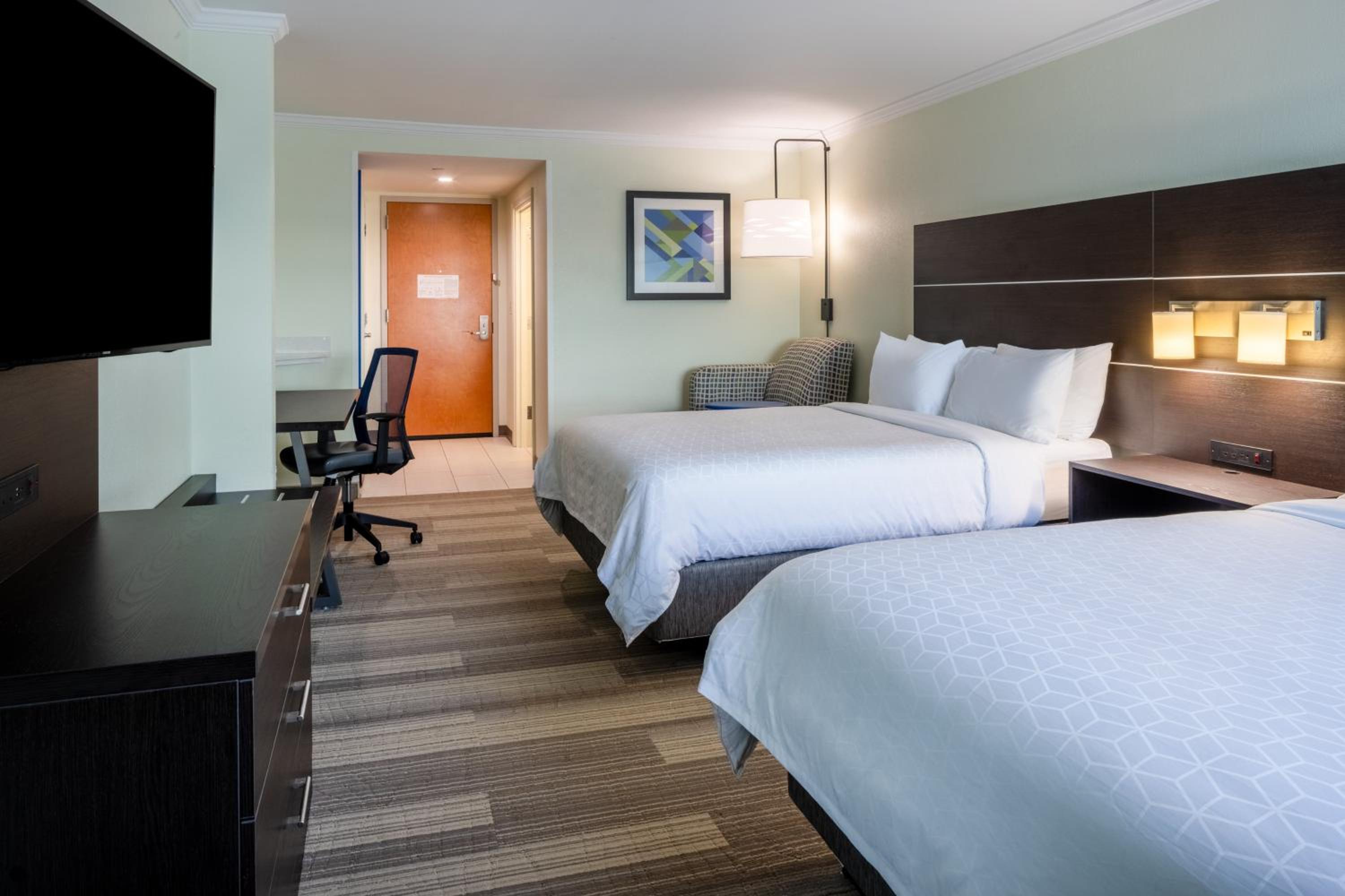 Standard Queen Room with Two Queen Beds - Photo 5