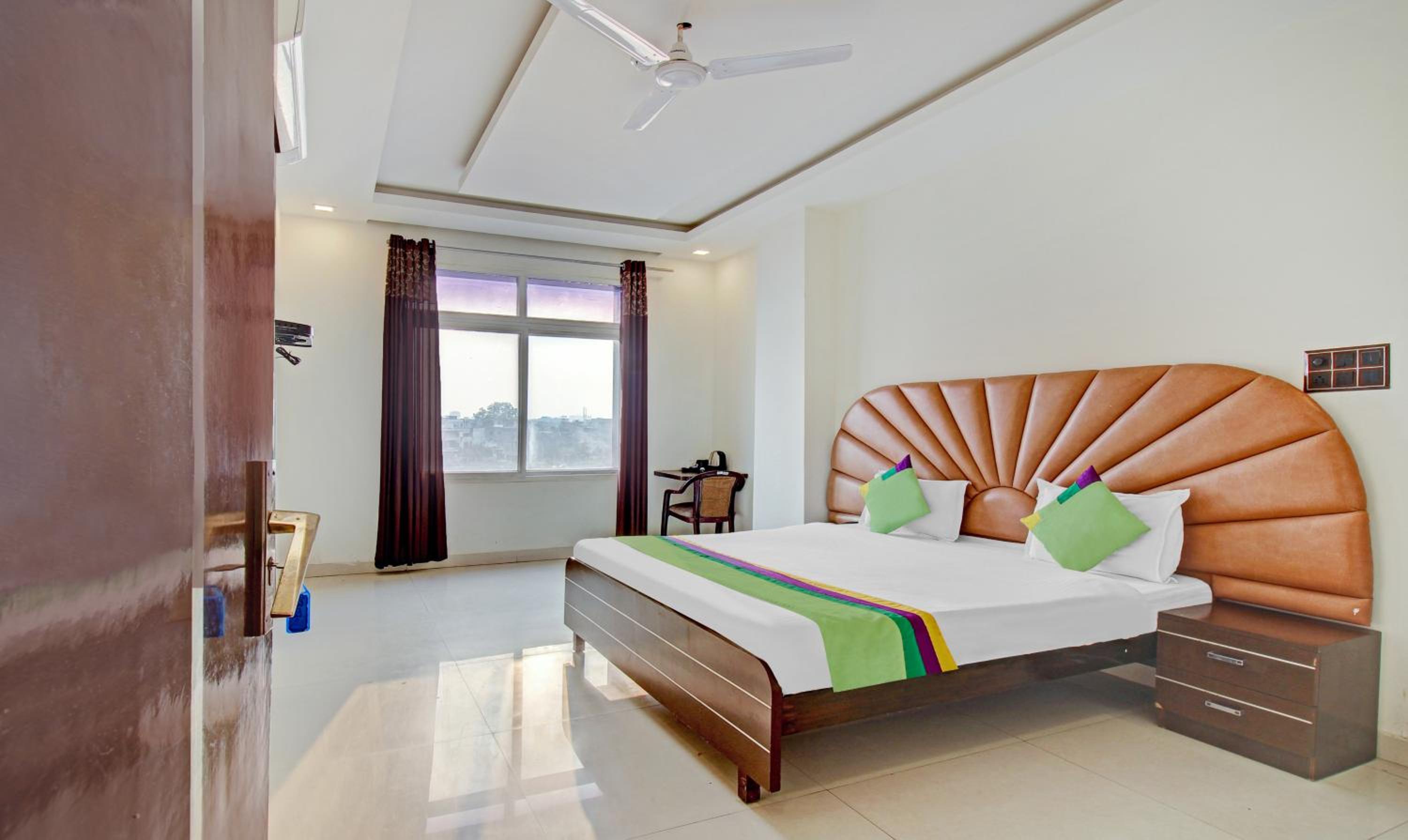 Deluxe Room with Lake View photo 1