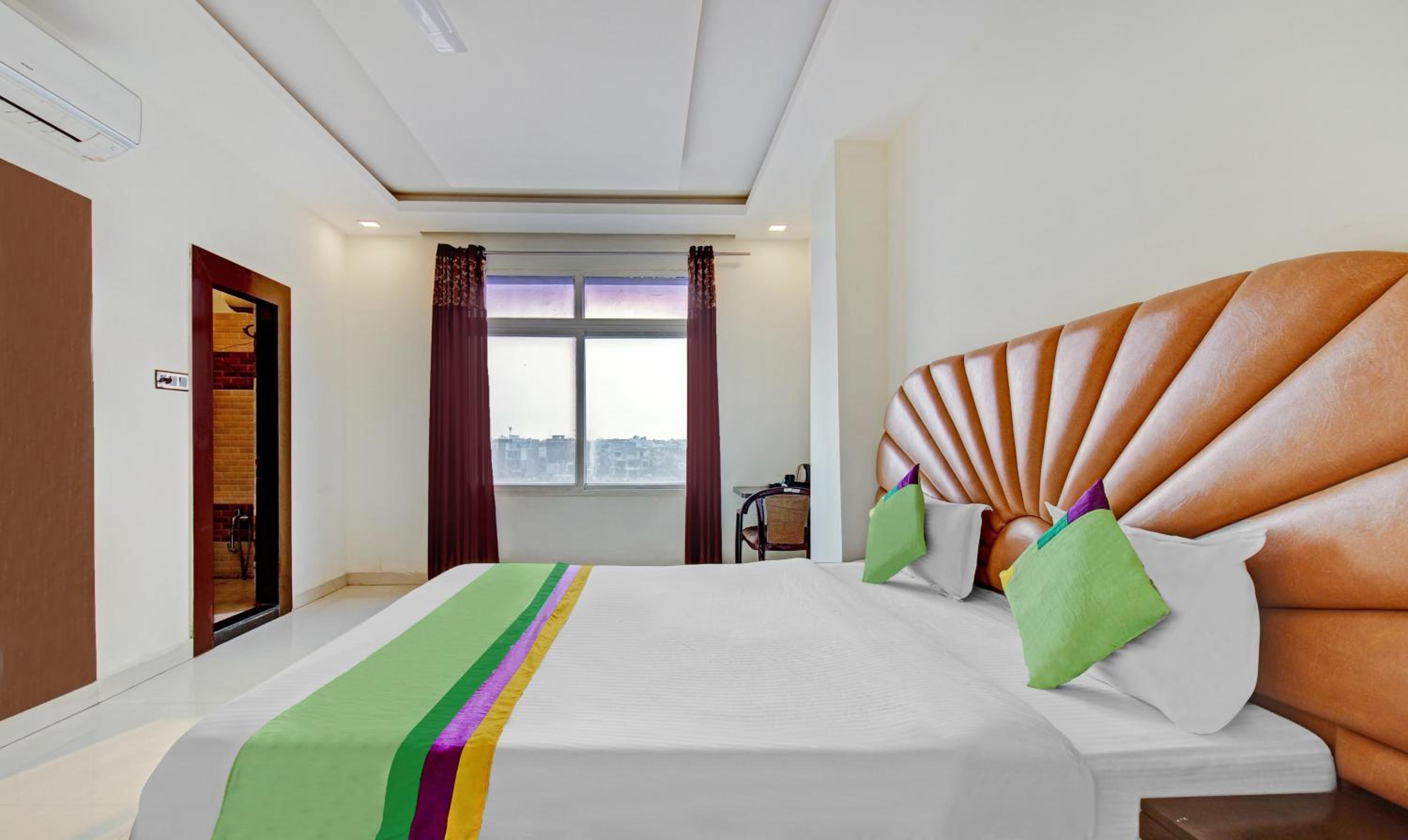 Deluxe Room with Lake View photo 2