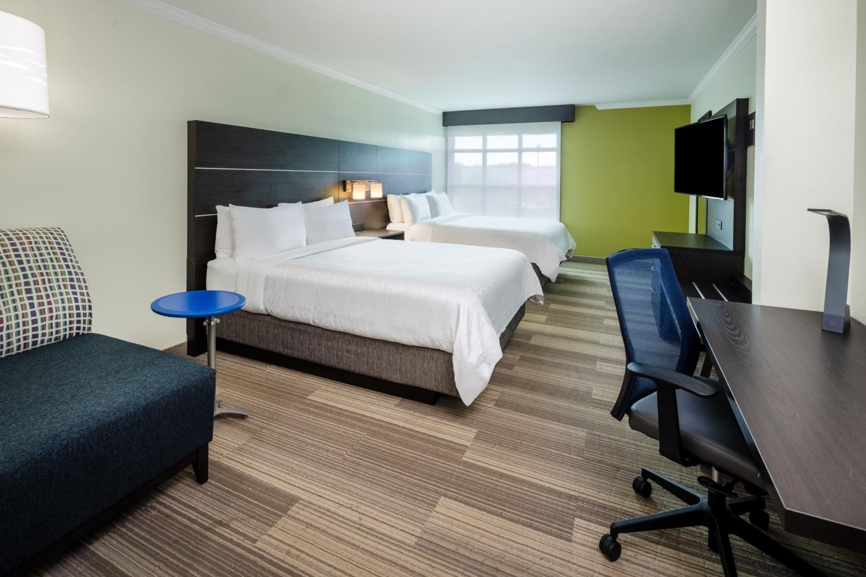 Standard Queen Room with Two Queen Beds - Photo 4