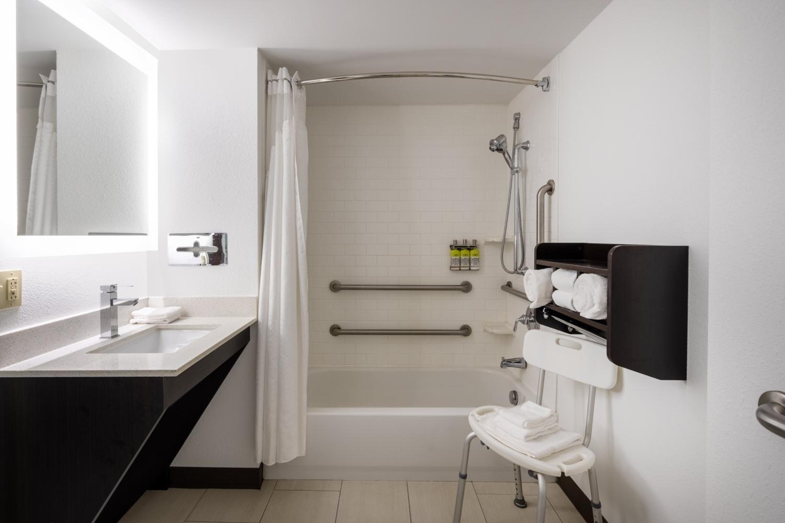 Standard King Room with Transfer Shower - Communications Access - Photo 2