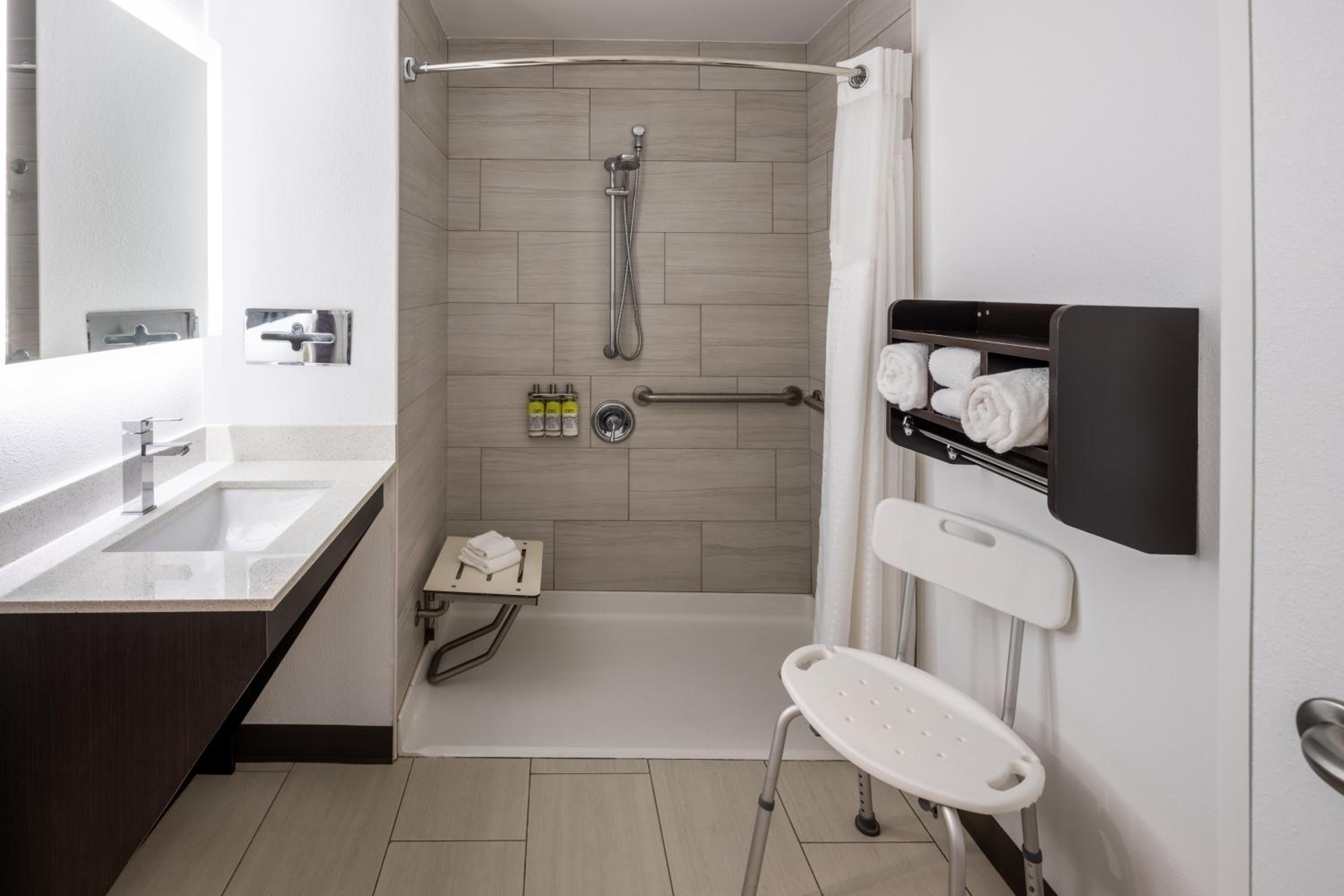 King Room with Roll-In Shower - Disability Access - Photo 2