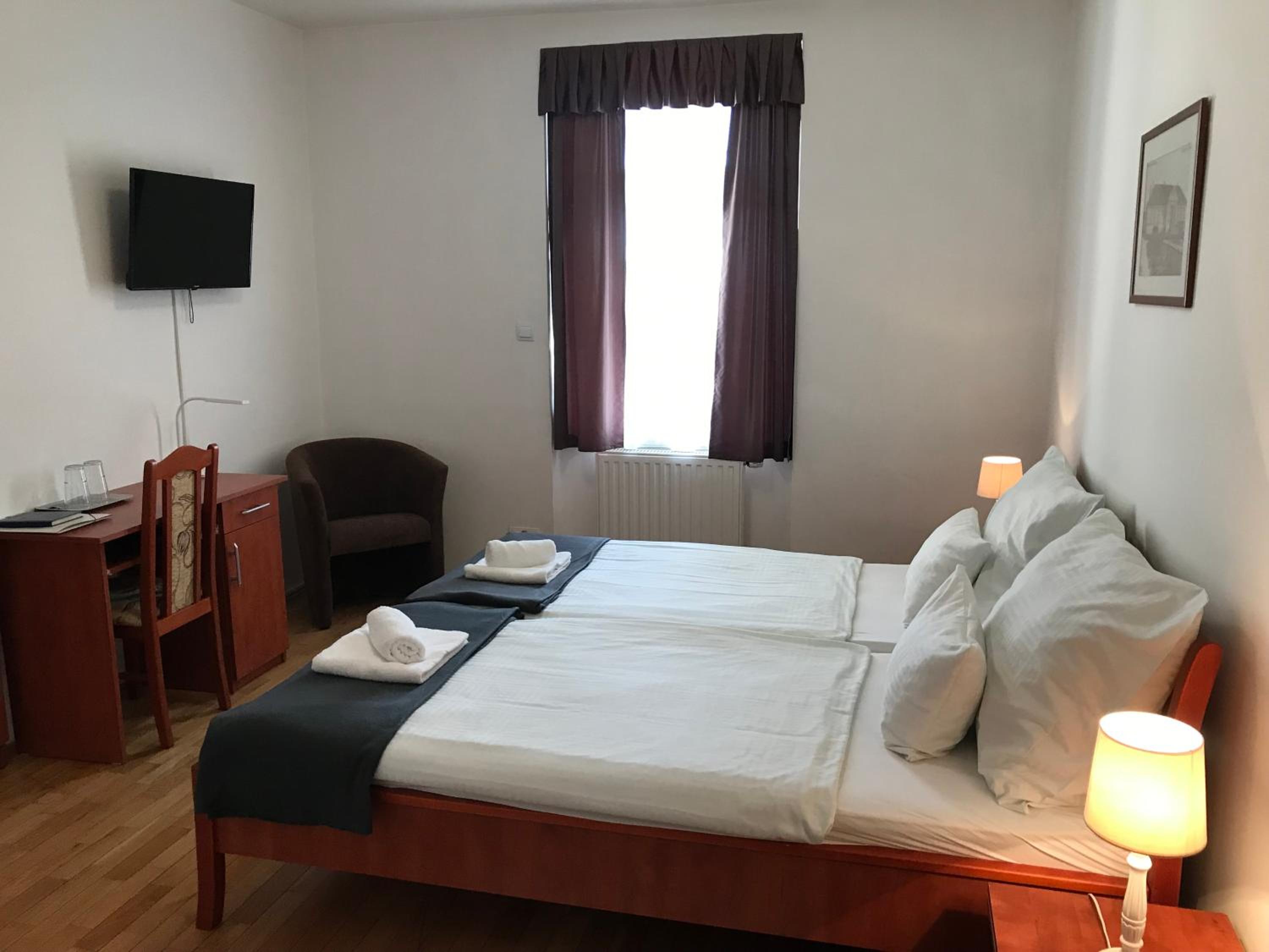 Double or Twin Room with Private Bathroom photo 2