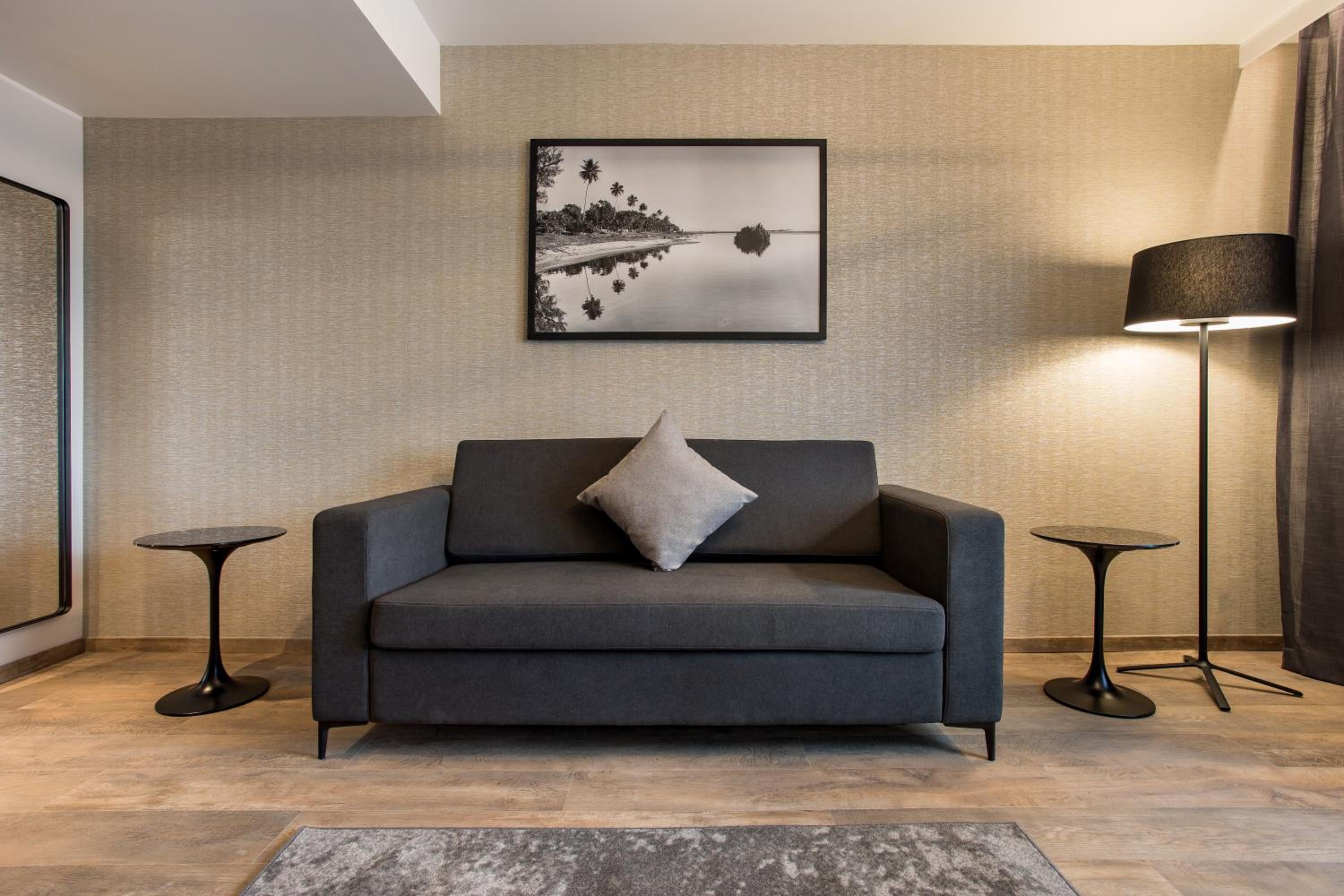 Suite - Photo 13