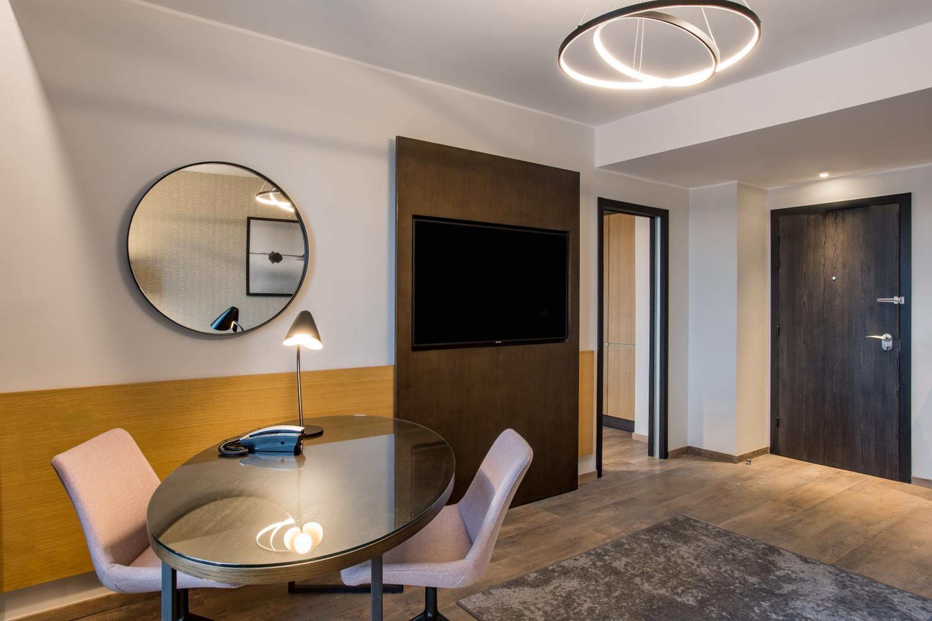 Suite - Photo 11