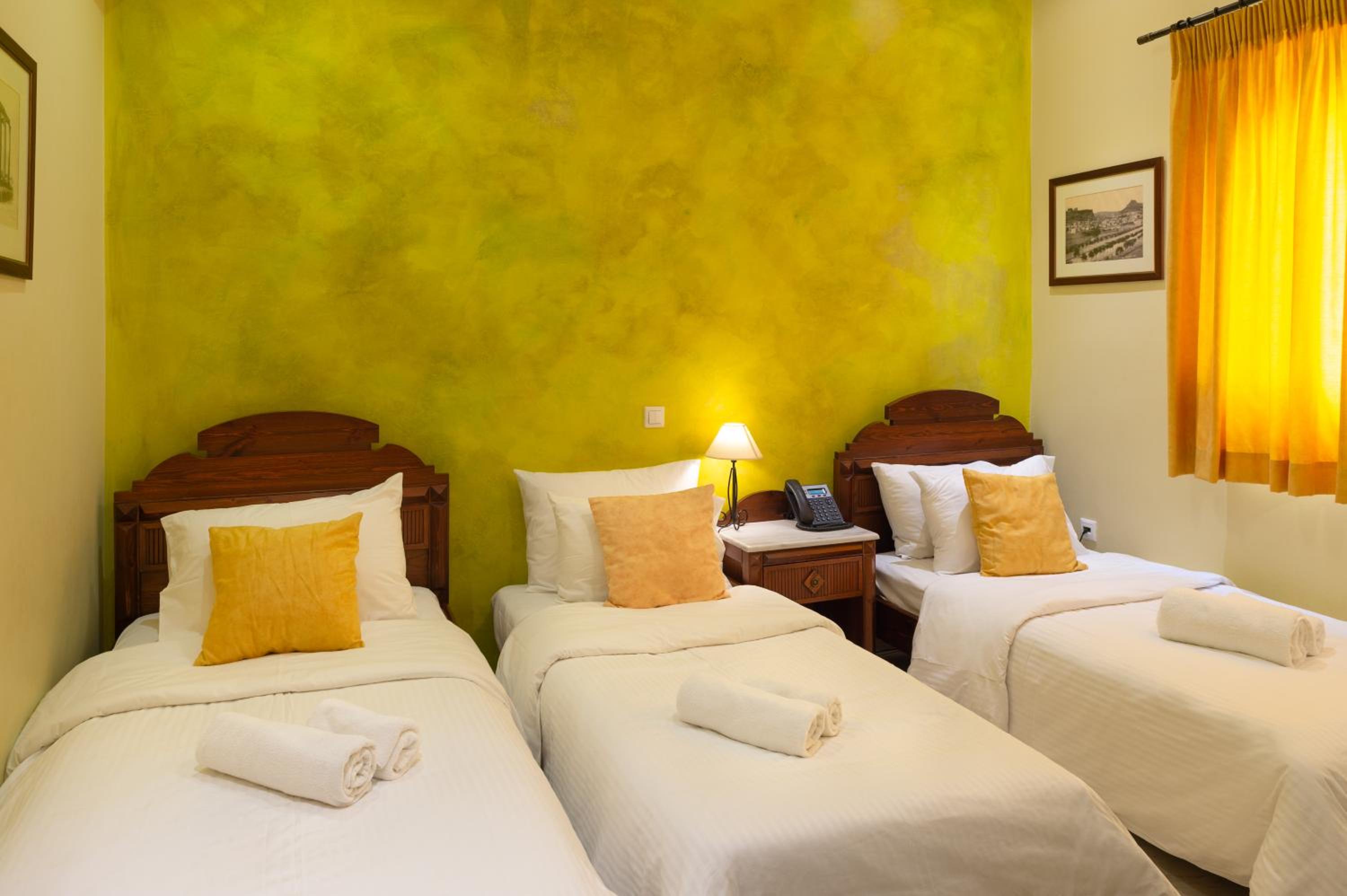 Twin Room with extra bed and Ensuite Bathroom photo 1