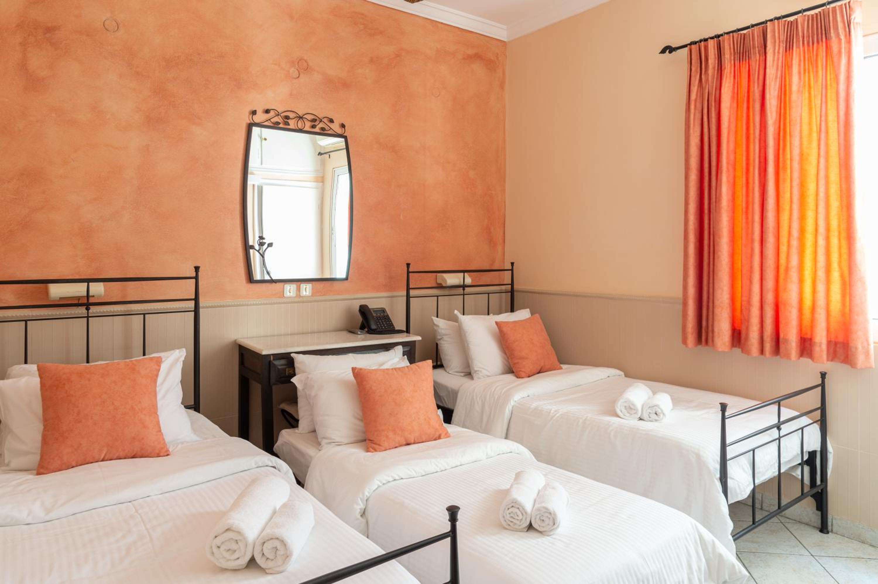 Twin Room with extra bed and Ensuite Bathroom photo 3