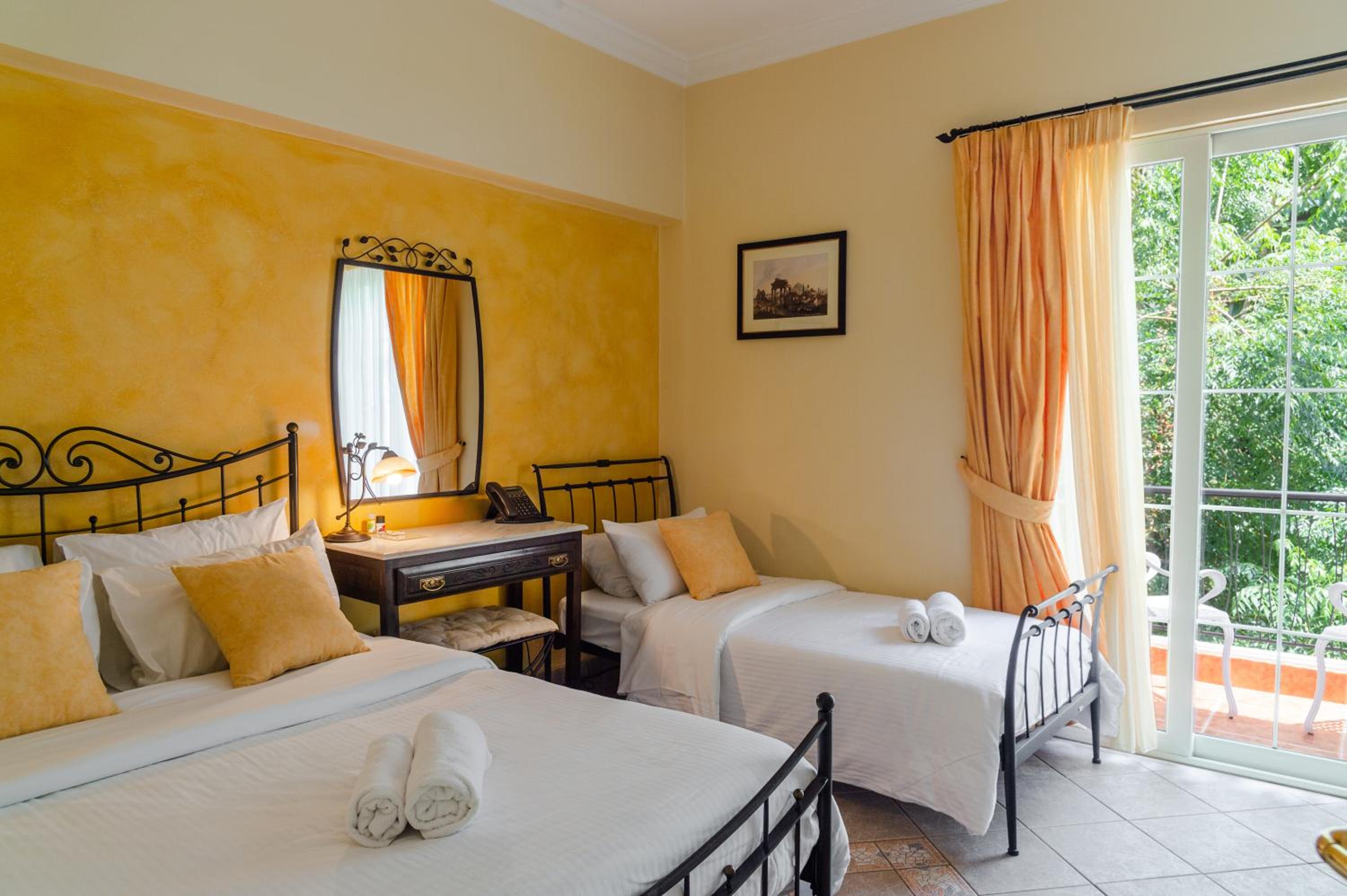 Budget Quadruple Room with Shared Bathroom and Balcony photo 1
