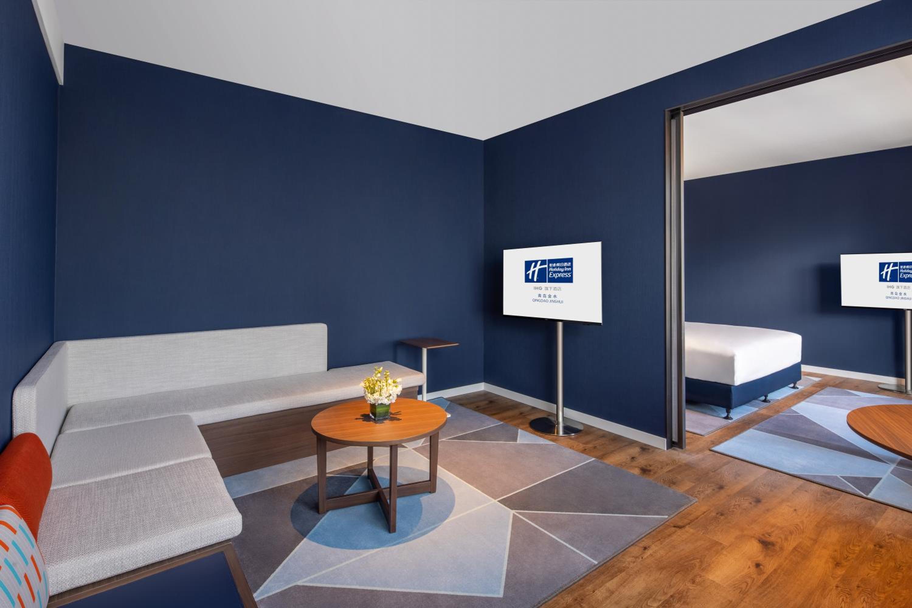 One-Bedroom Suite - Photo 4