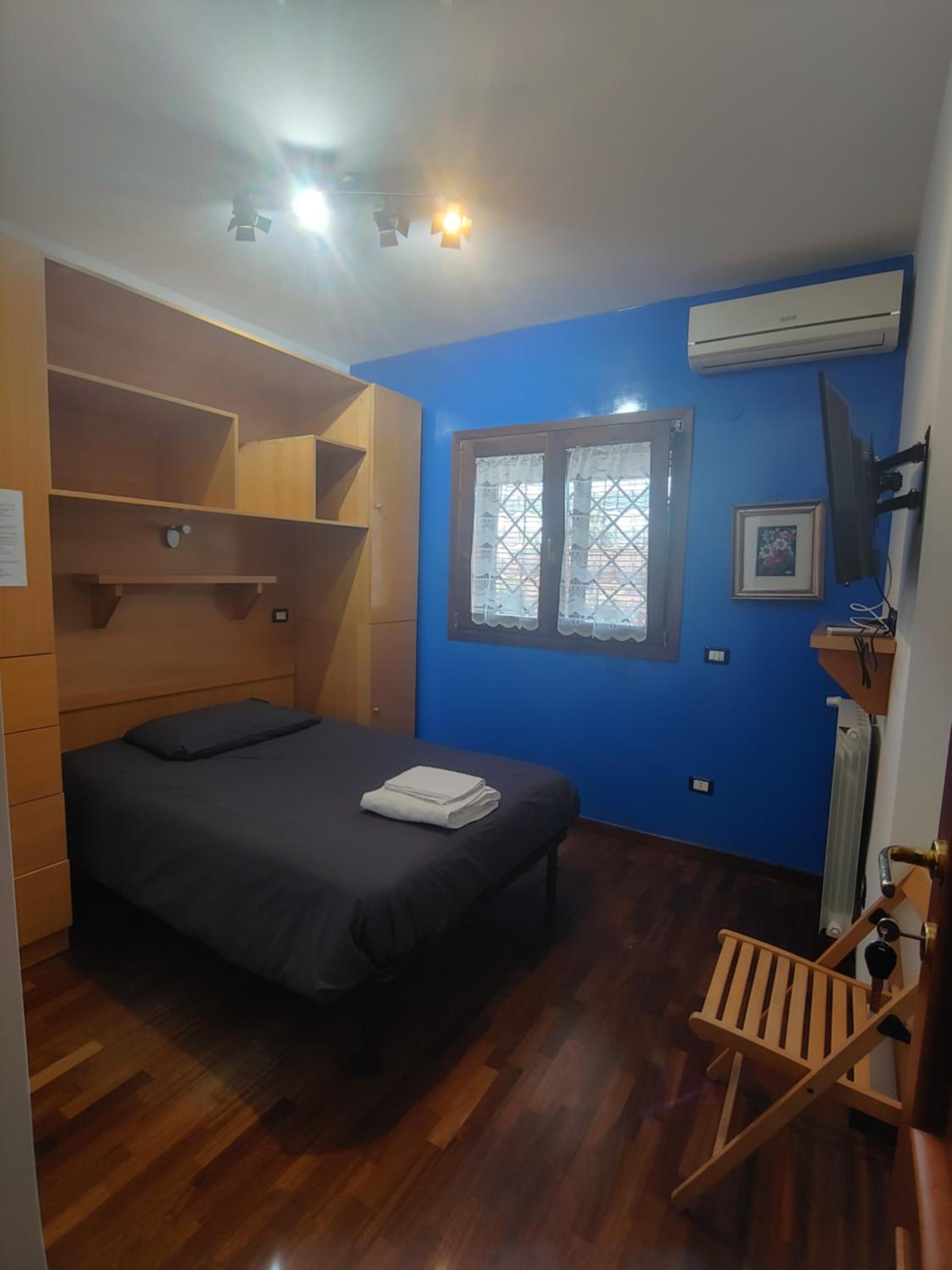 Single Room with Shared Bathroom photo 3
