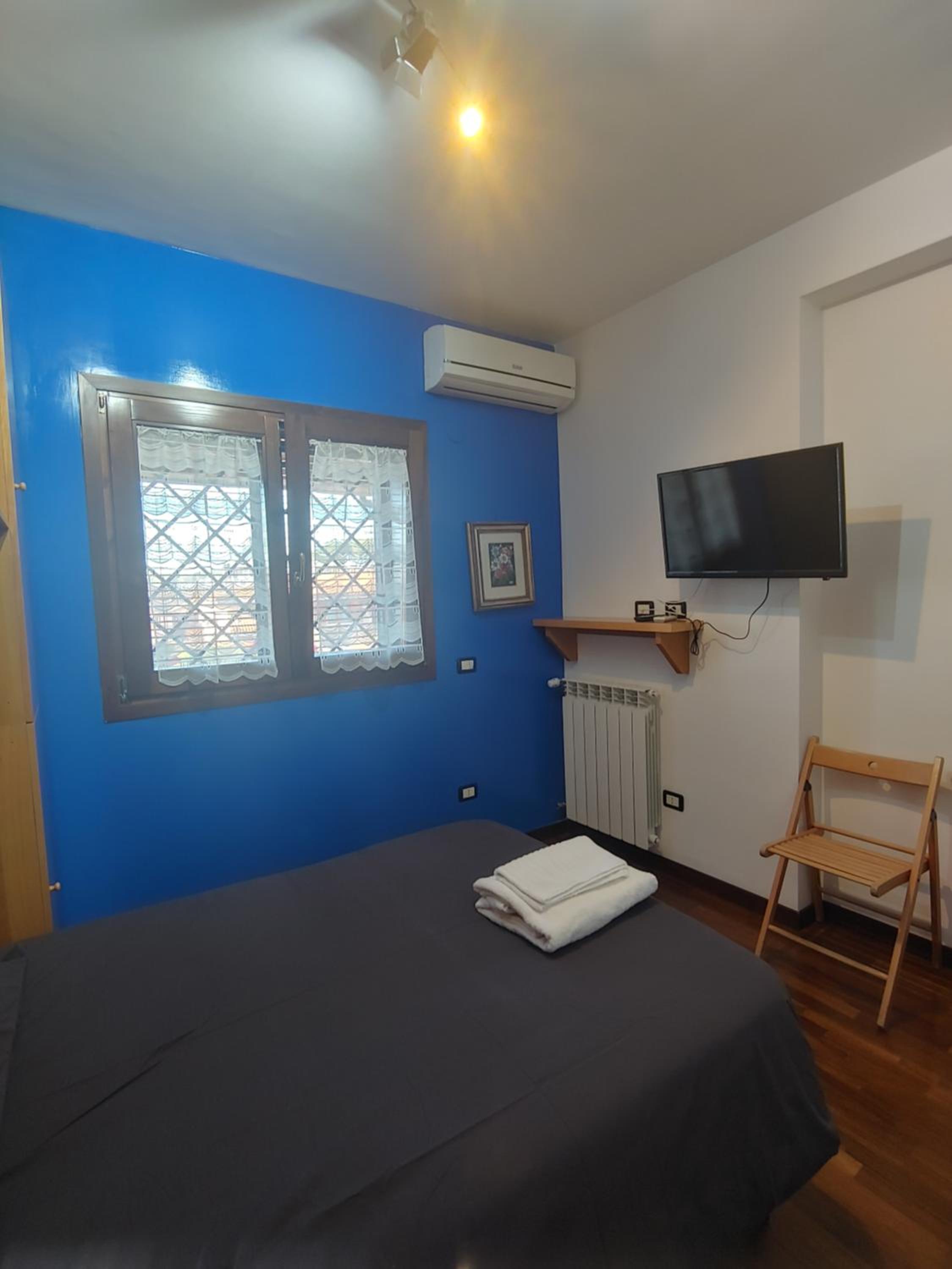 Single Room with Shared Bathroom photo 2