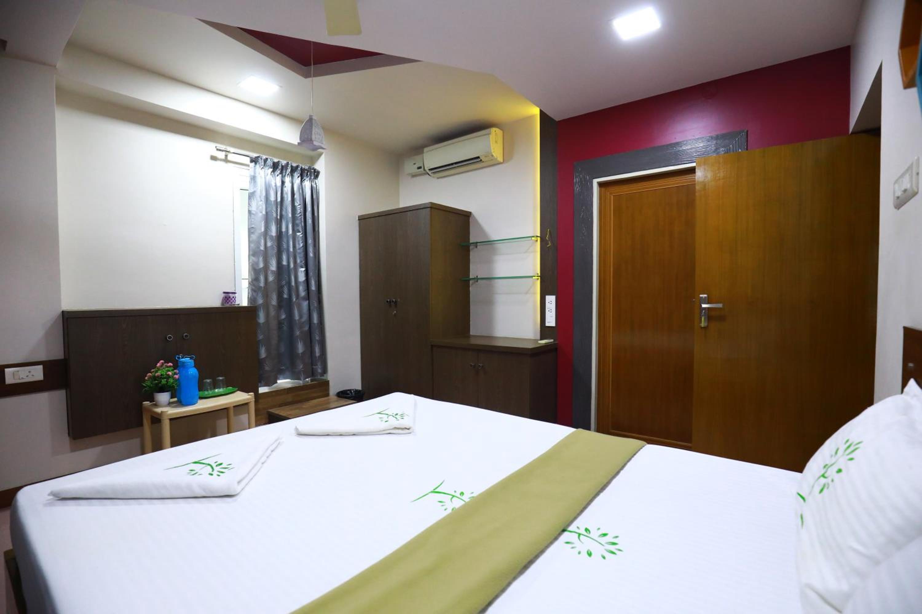 Deluxe Room - Photo 17