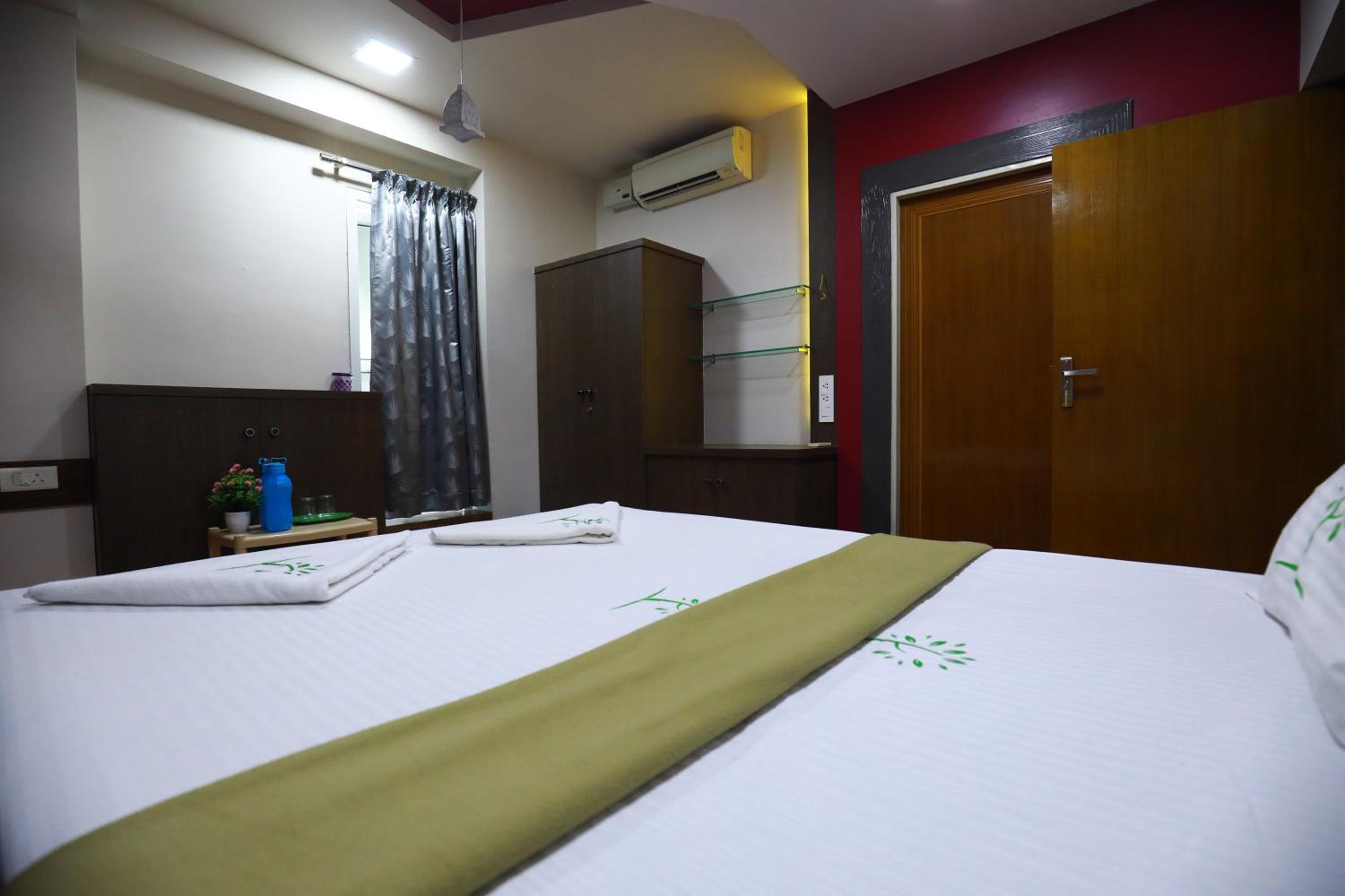 Deluxe Room - Photo 13