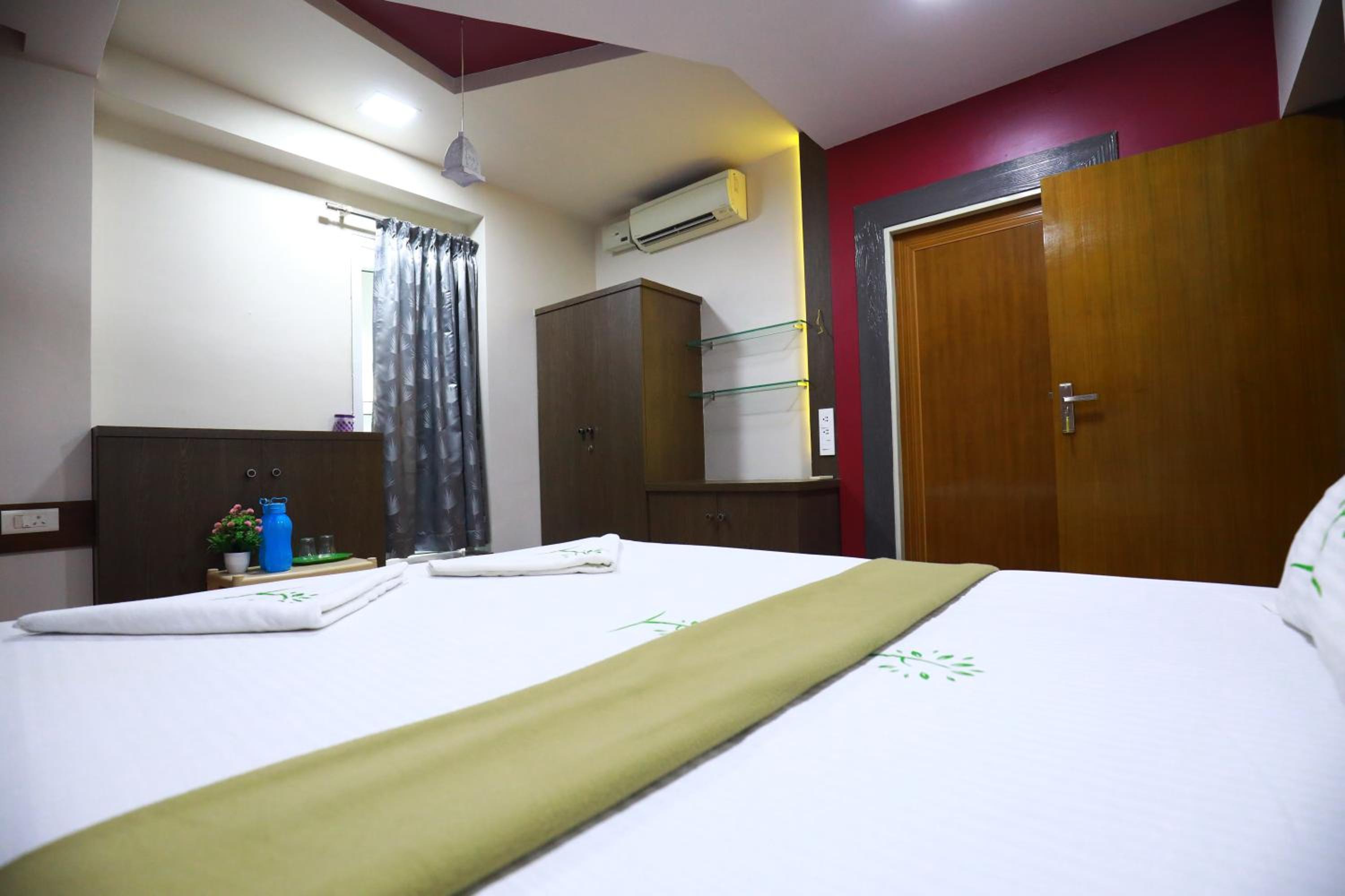 Deluxe Room - Photo 12