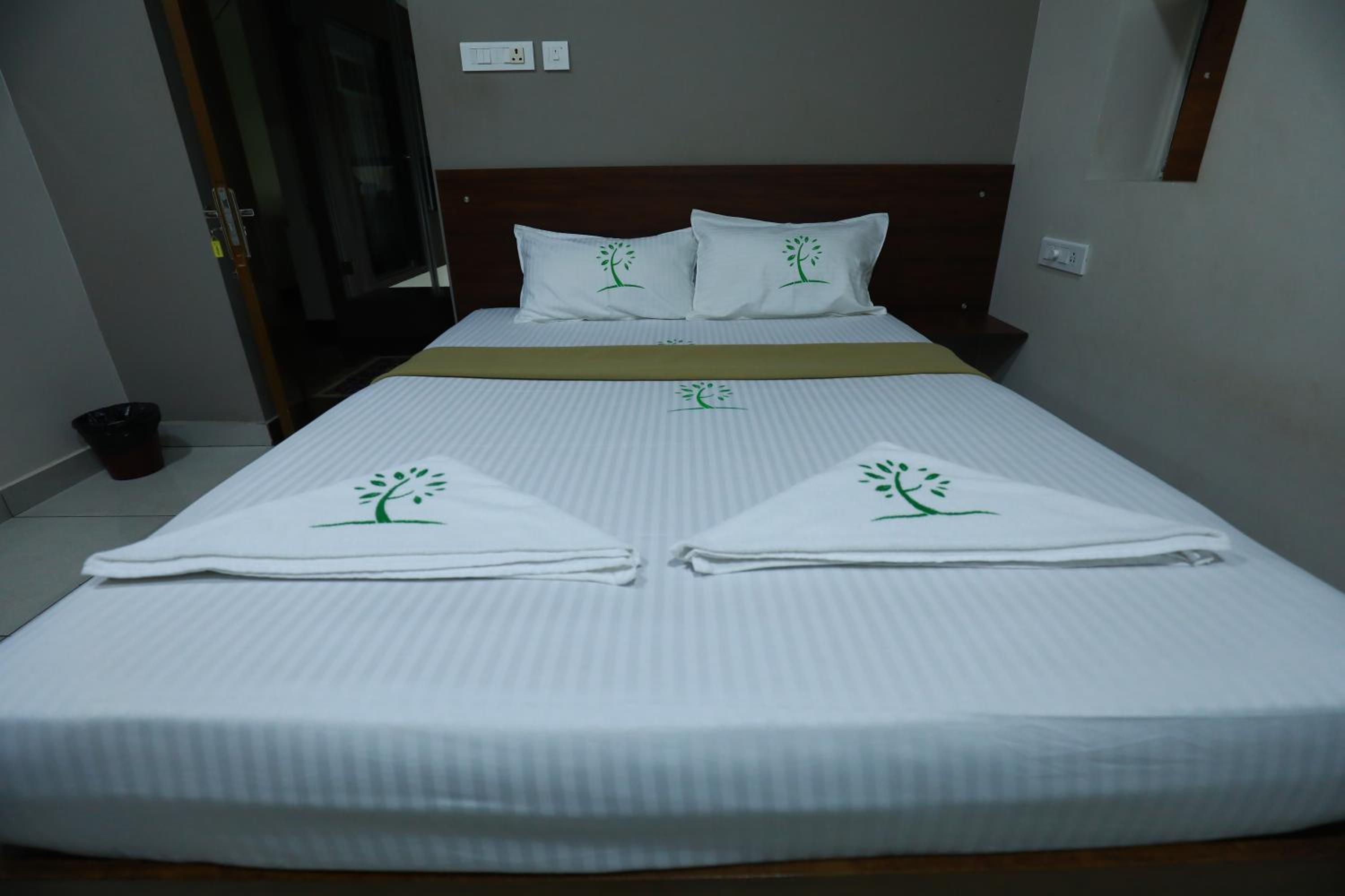 Deluxe Room - Photo 11