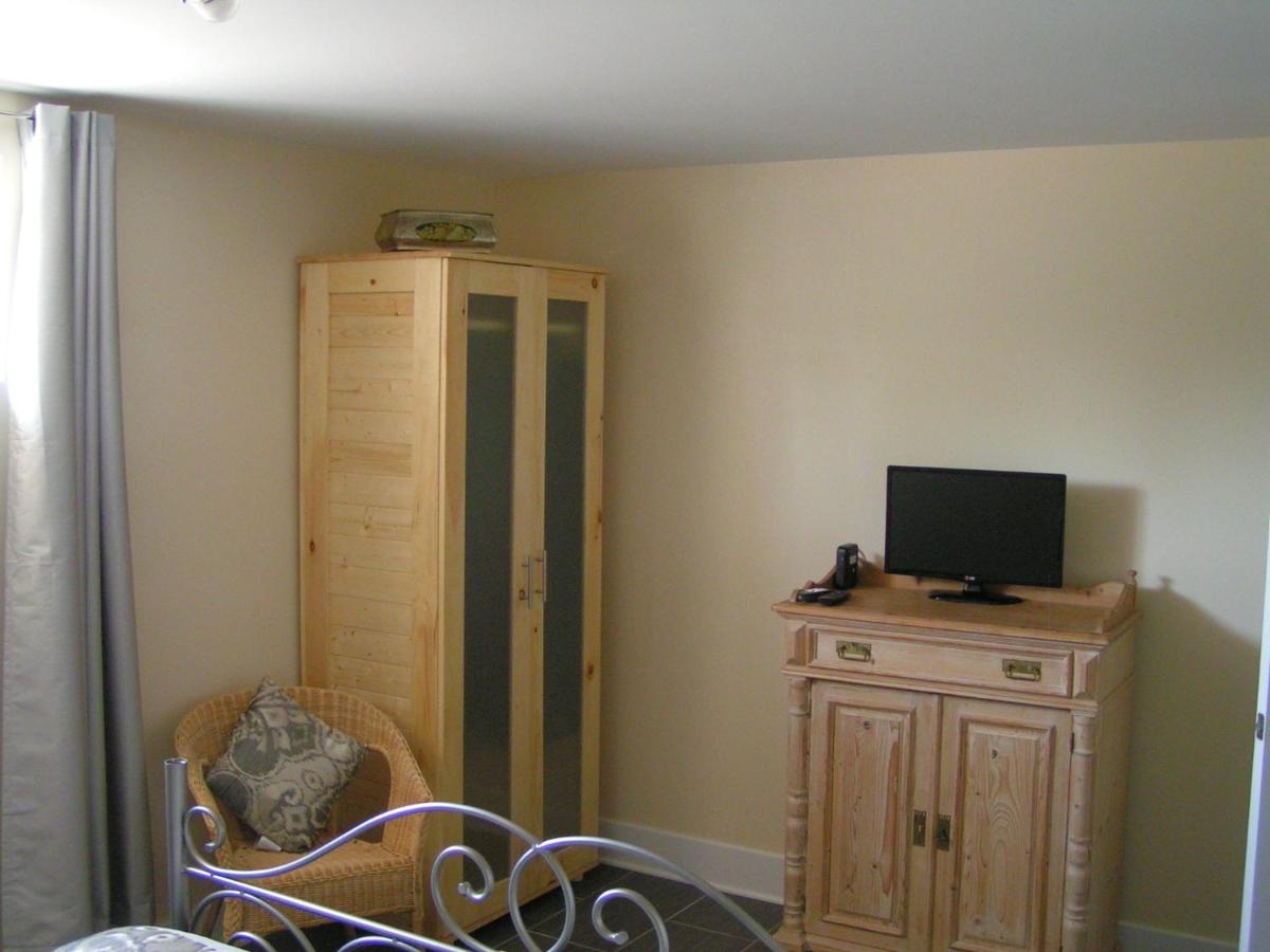 Queen Room with Shared Bathroom photo 3