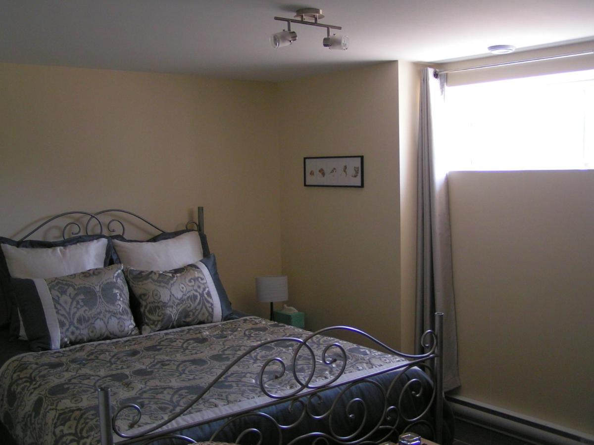 Queen Room with Shared Bathroom photo 2