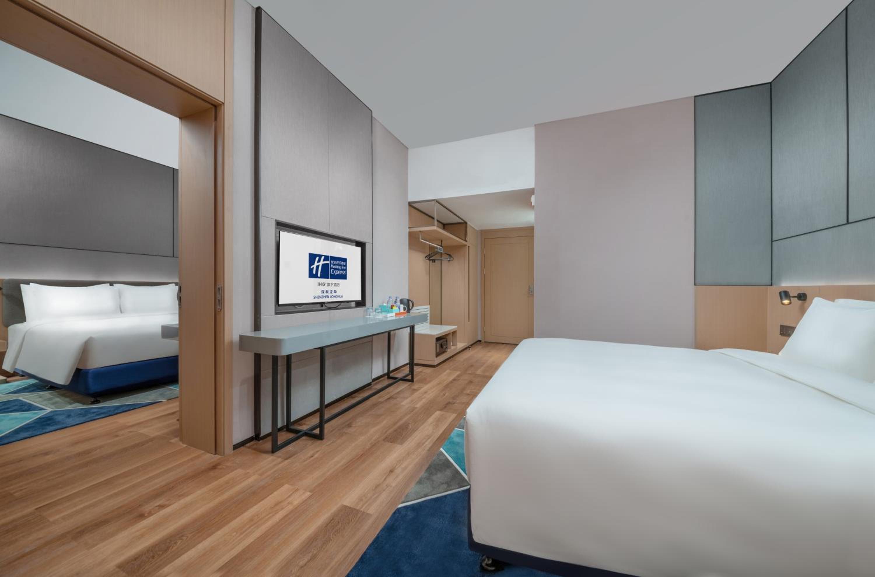 One-Bedroom King Suite with City View - Photo 2
