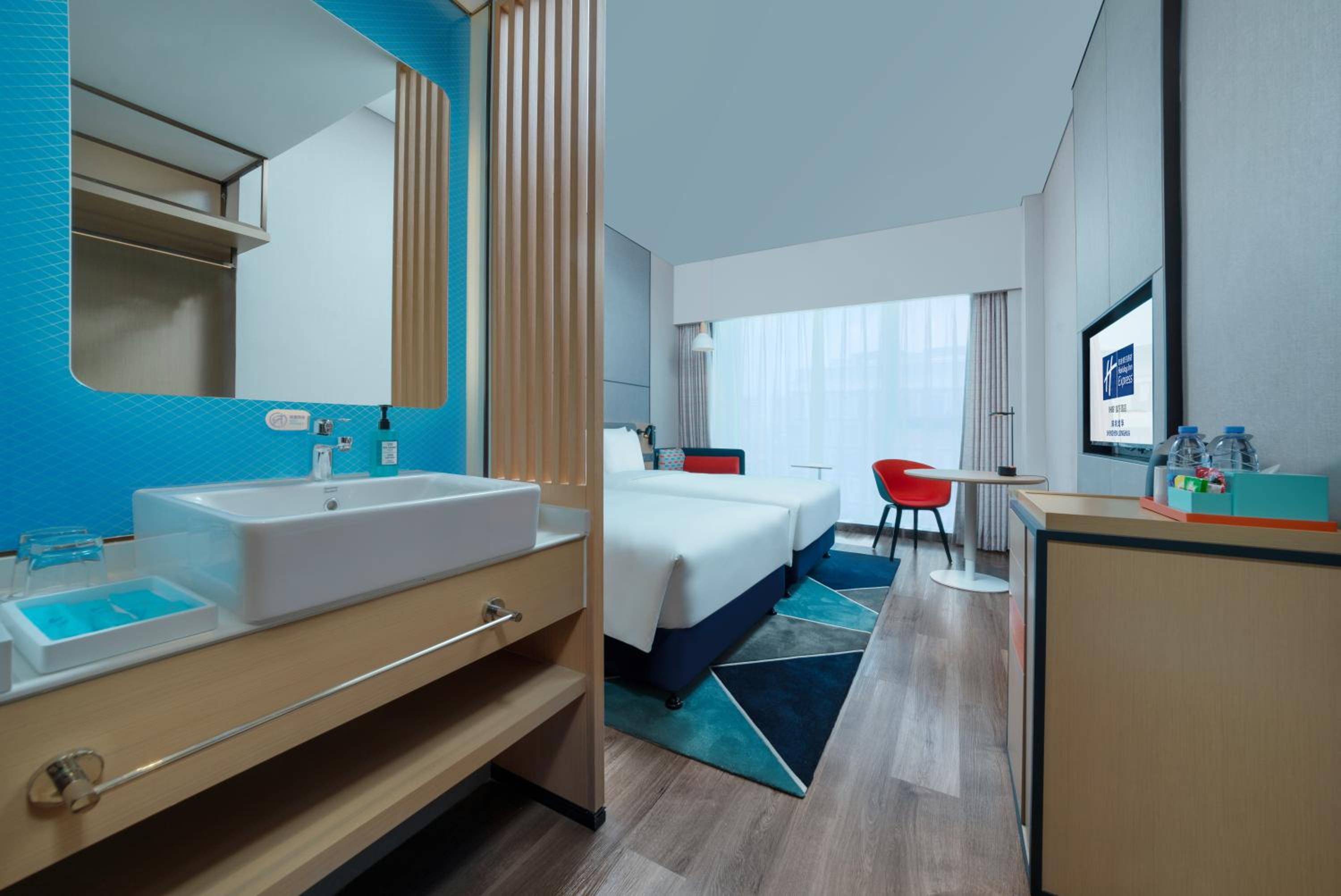 Standard Twin Room with City View - Photo 4
