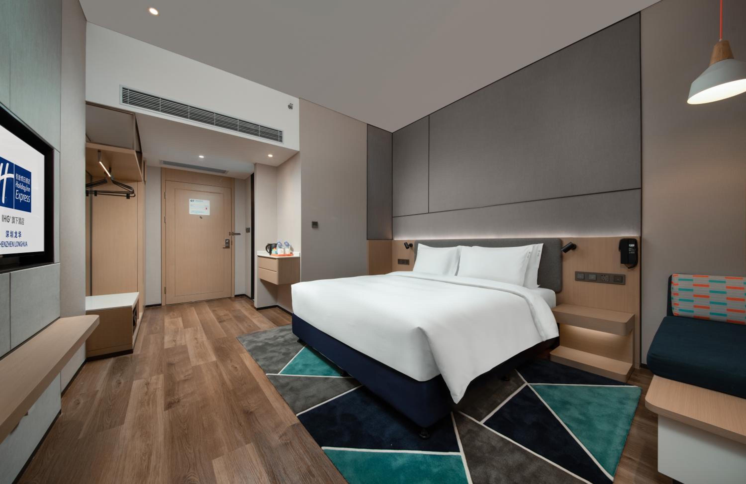 Standard King Room - Photo 7
