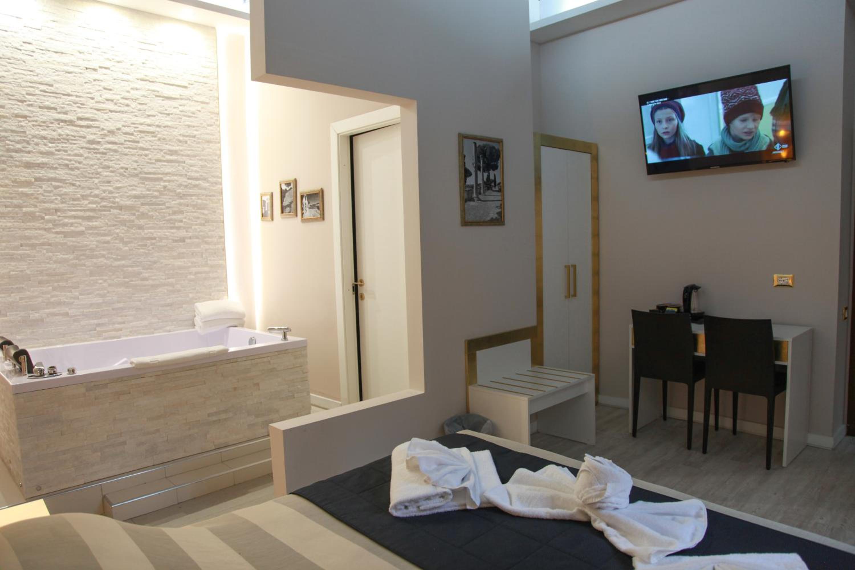Queen Suite with Spa Bath photo 2