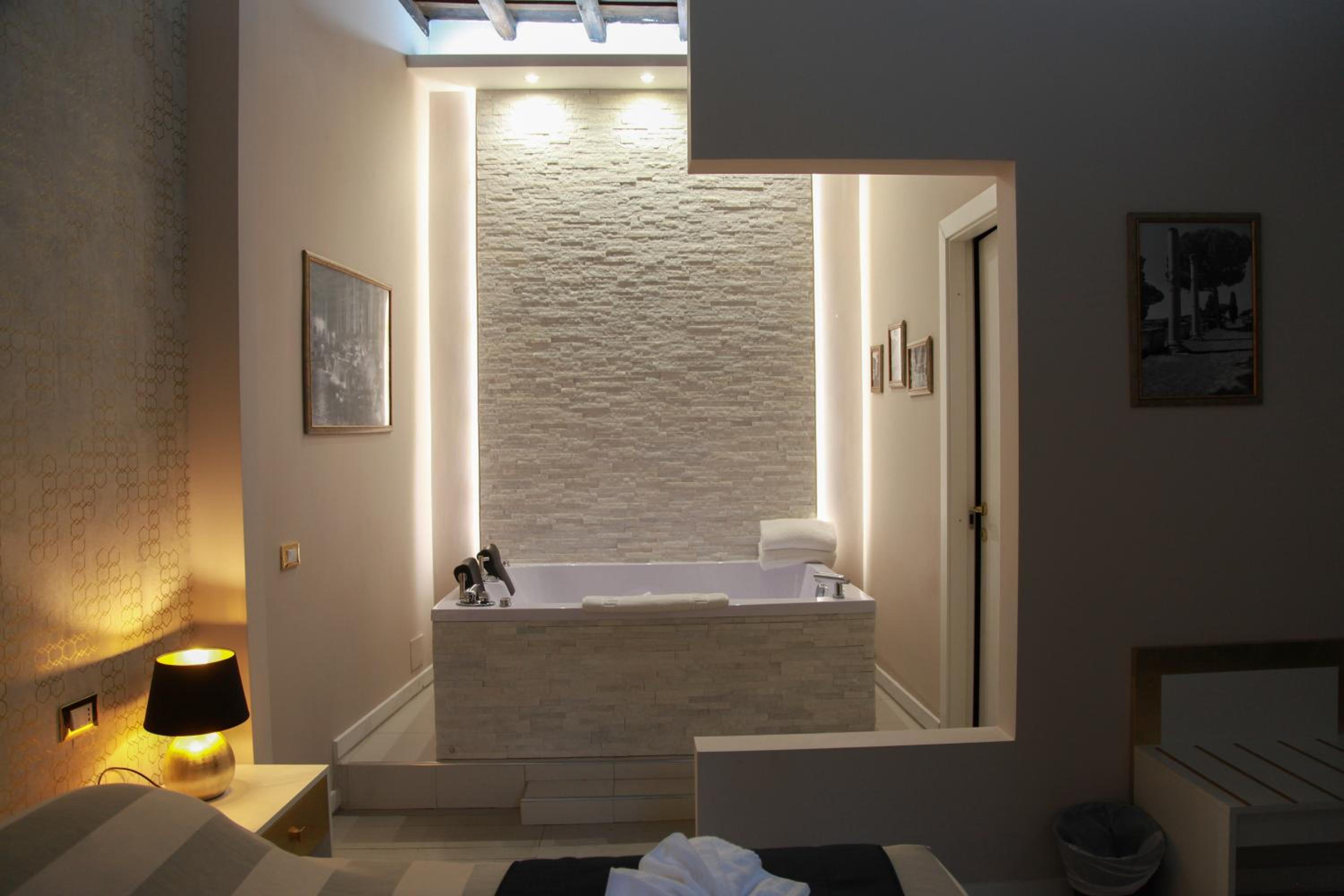 Queen Suite with Spa Bath photo 3