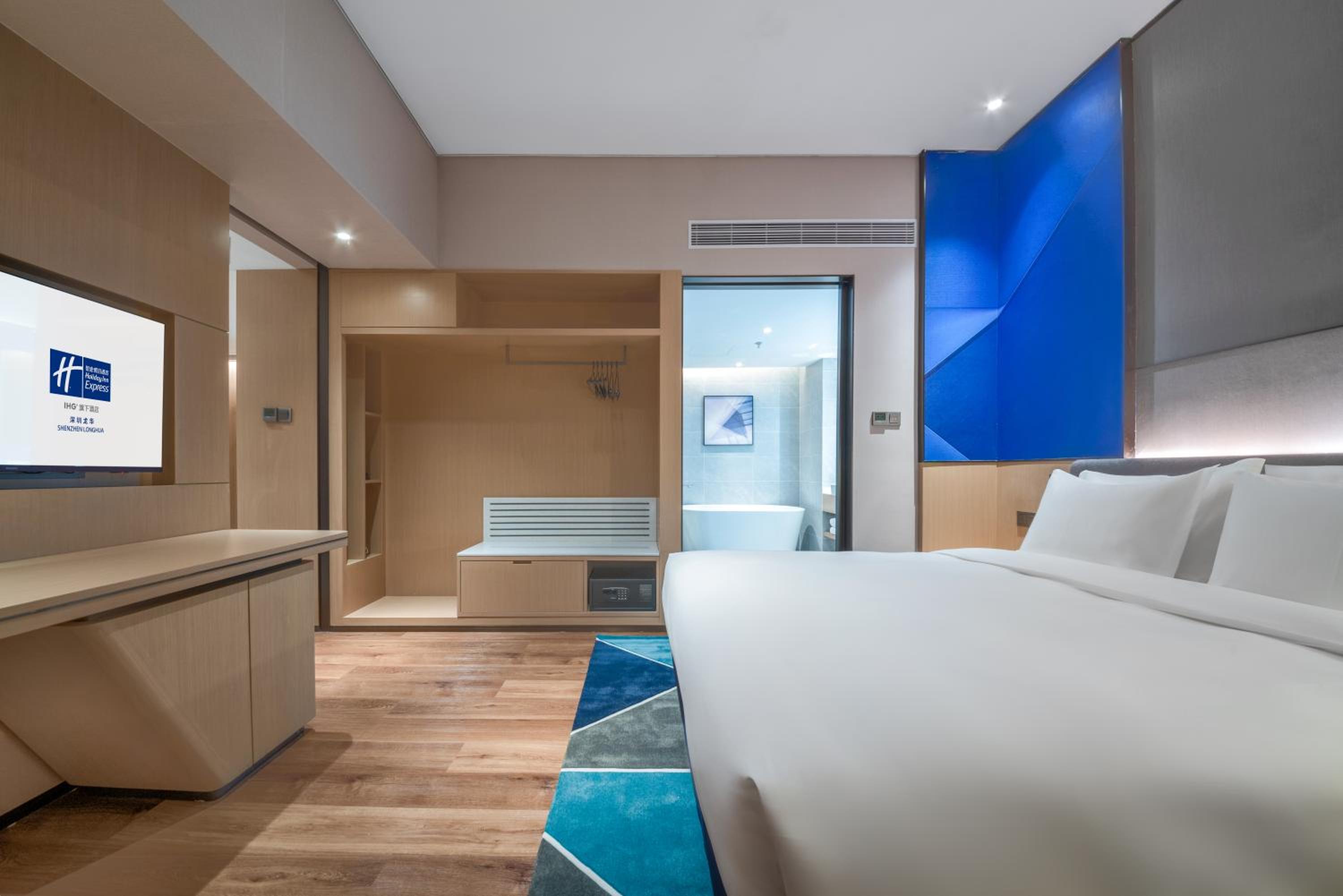 One-Bedroom King Suite with City View - Photo 4