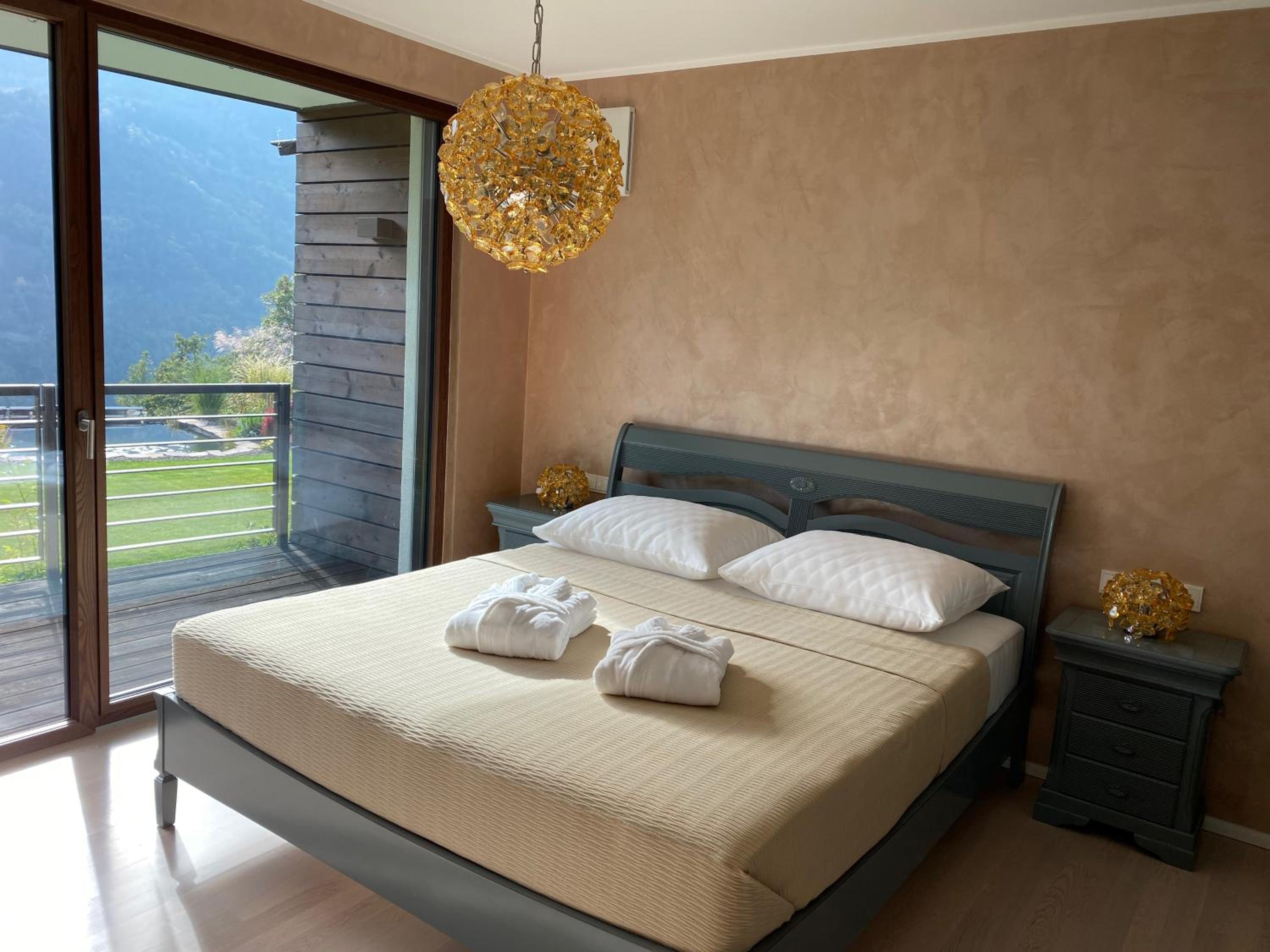 Apartment with Mountain View