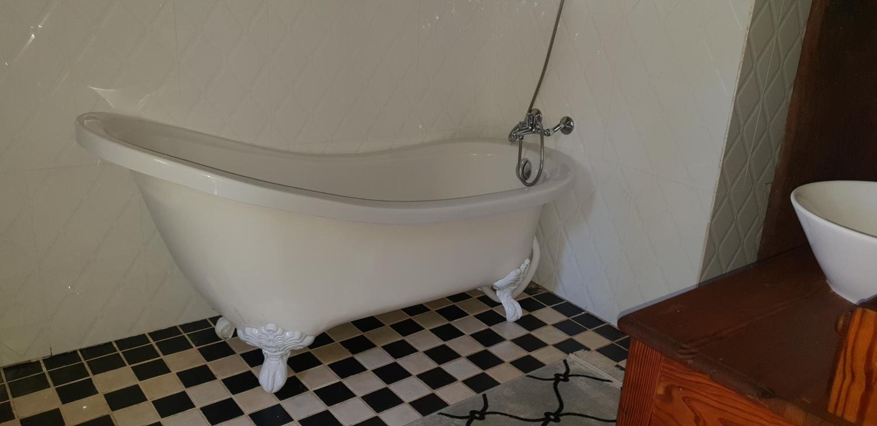 Budget Double Room - Photo 9