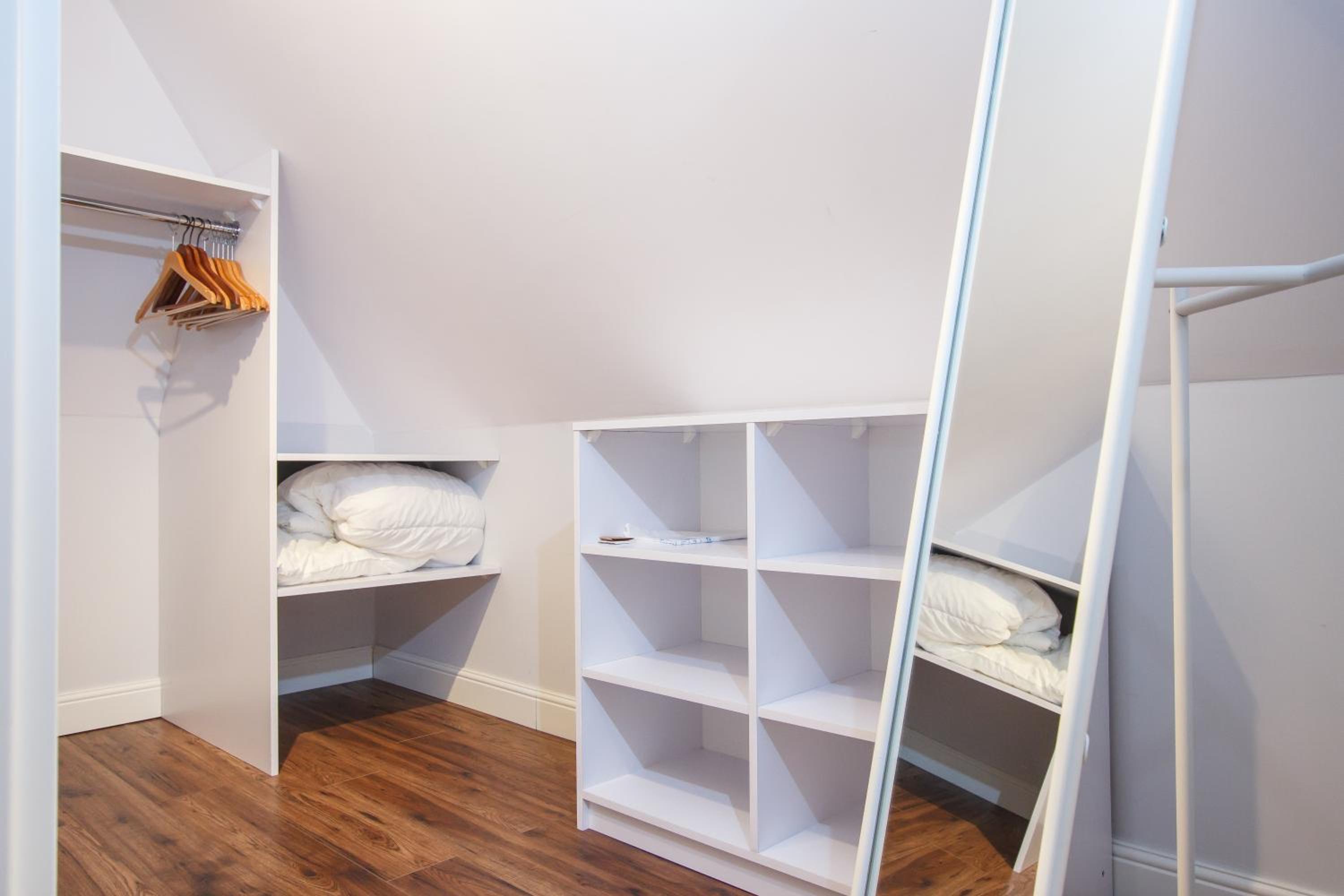 Deluxe Double Room with Bath - Photo 7