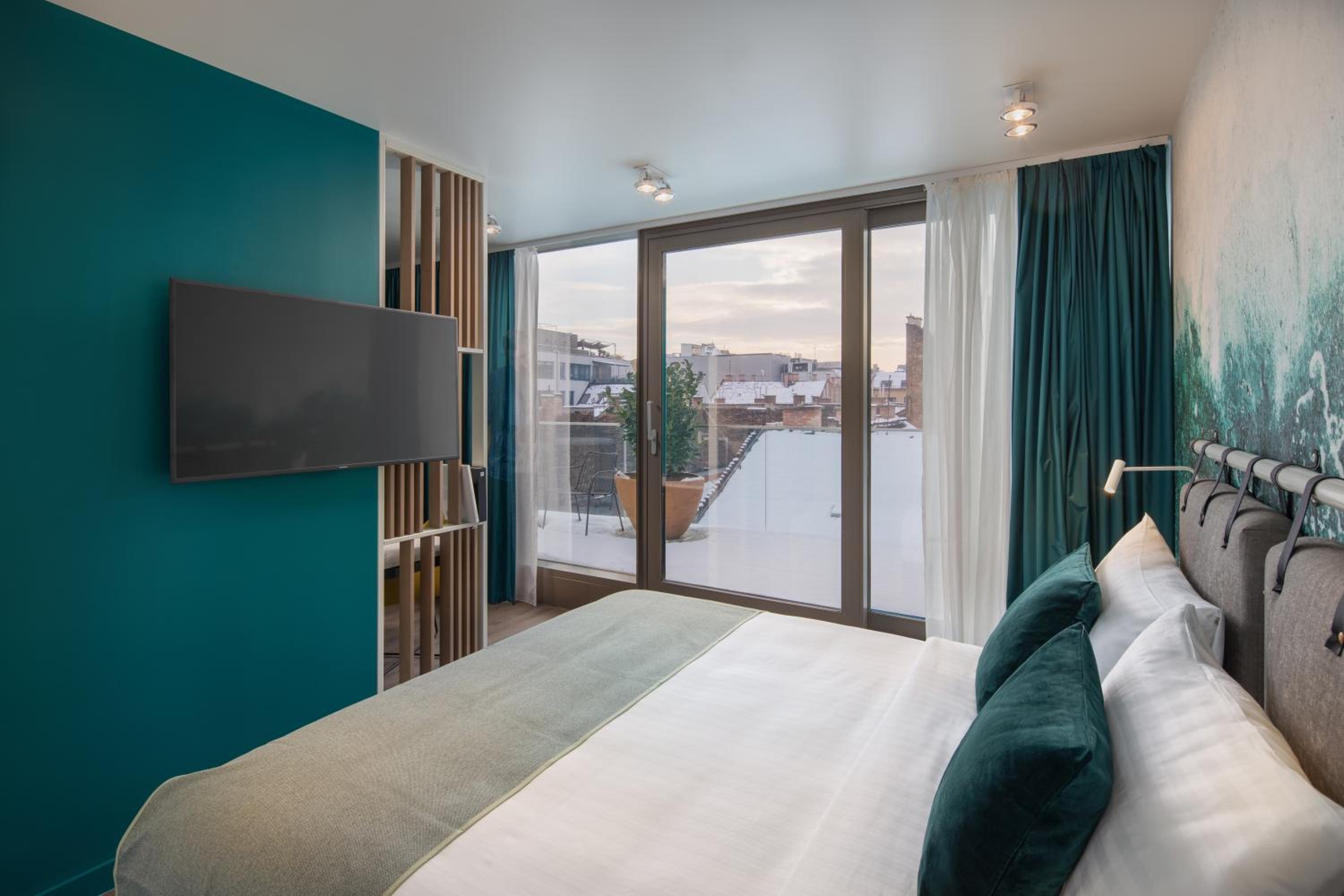 Junior Suite with Balcony - Photo 3