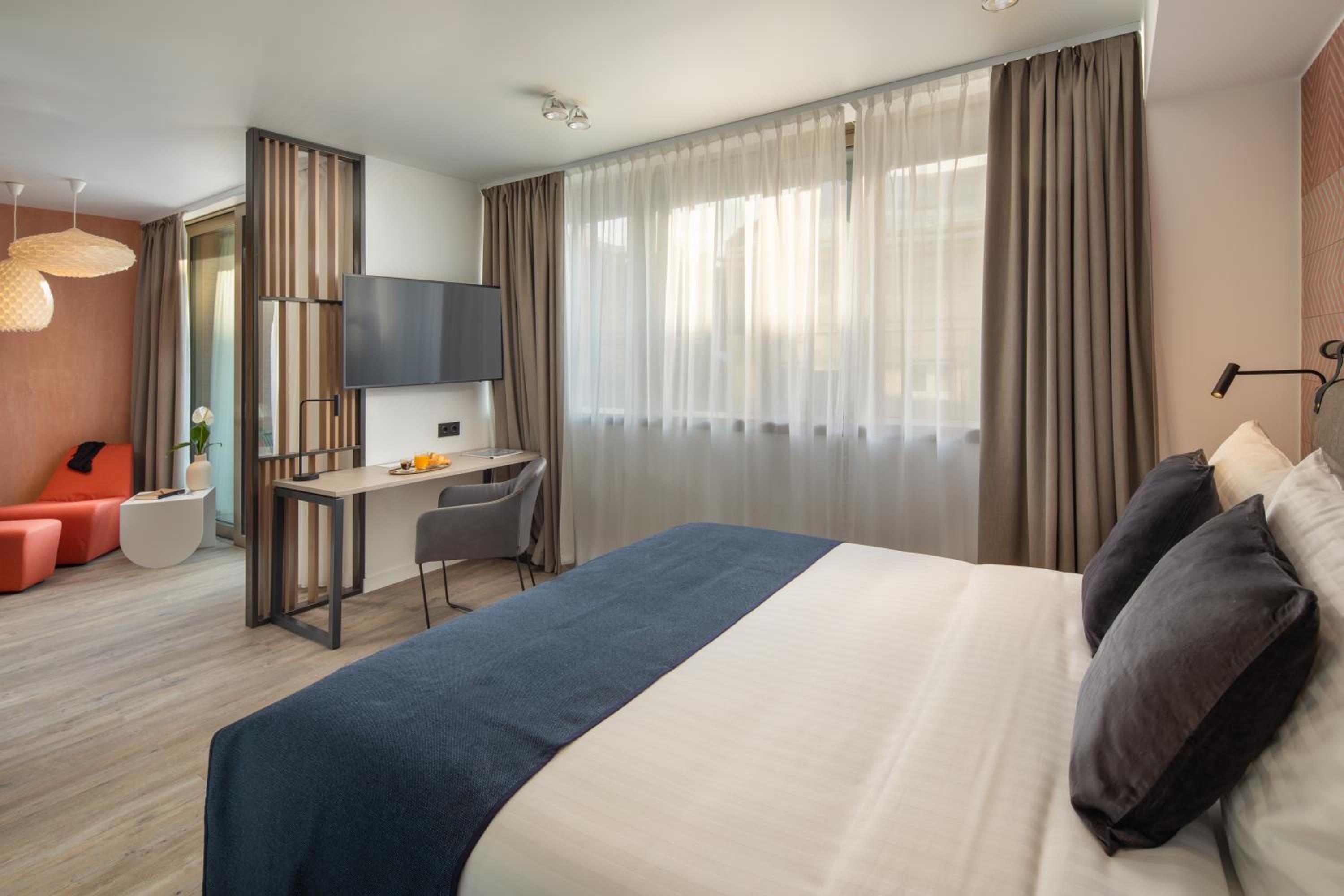 Junior Suite with Balcony - Photo 2