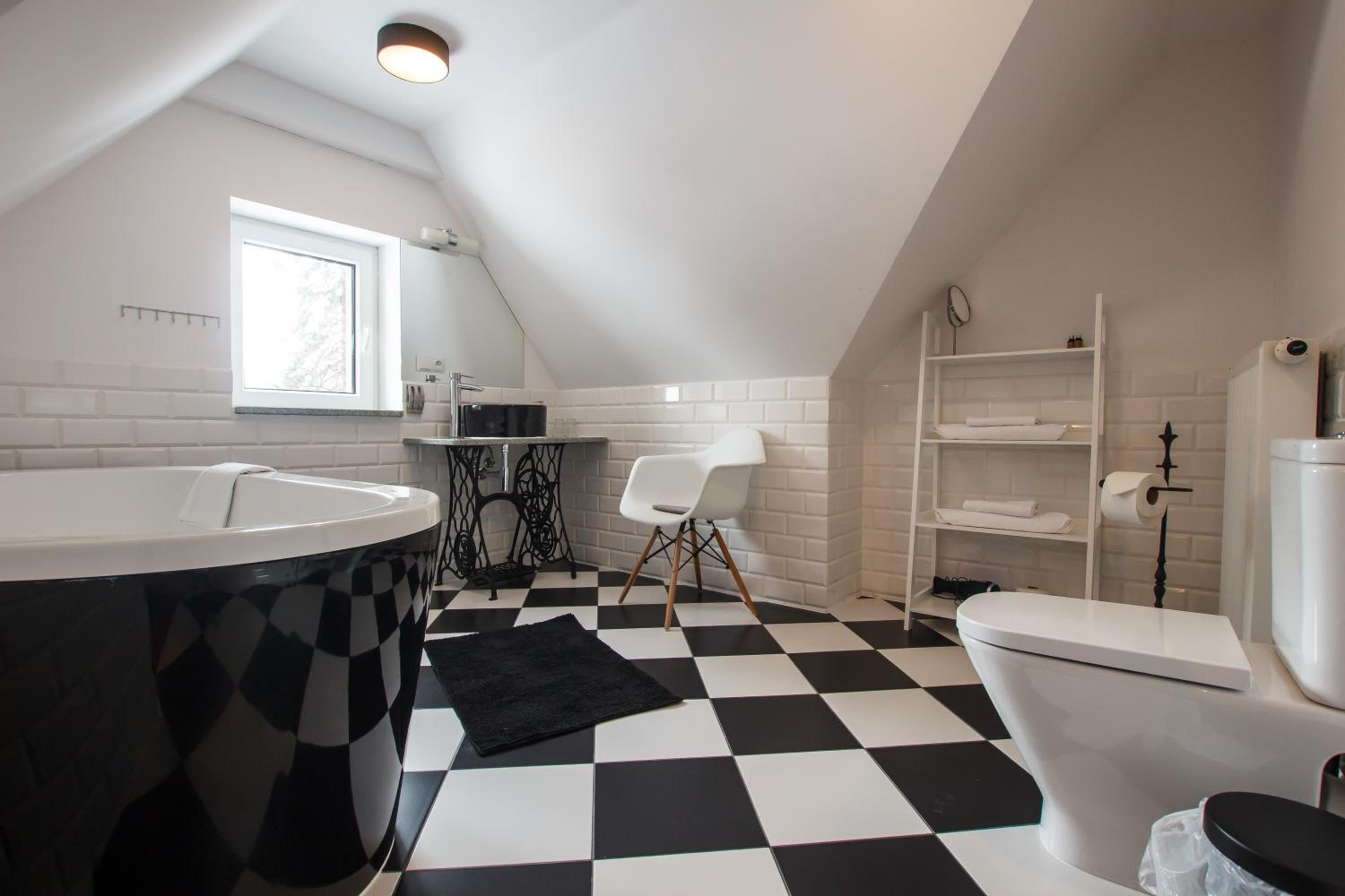 Deluxe Double Room with Bath - Photo 9