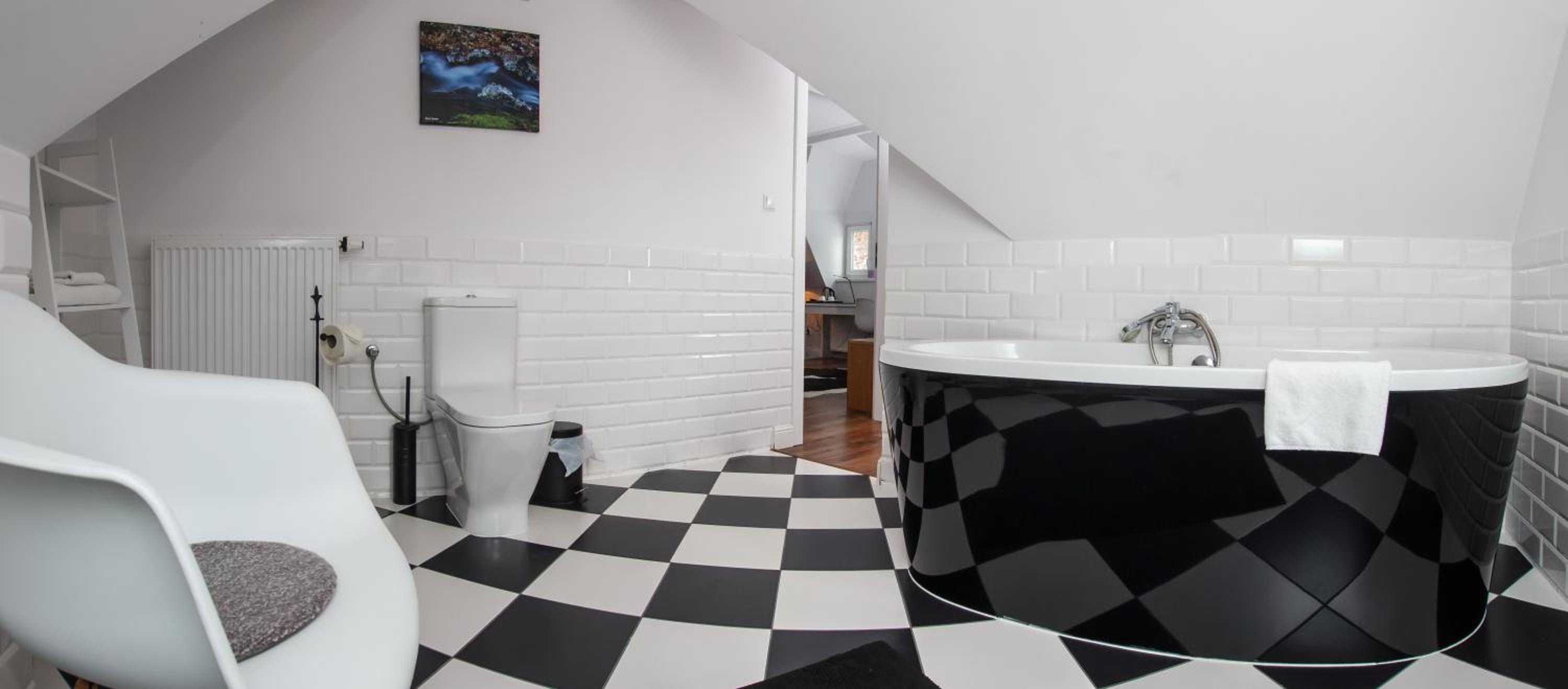 Deluxe Double Room with Bath - Photo 8