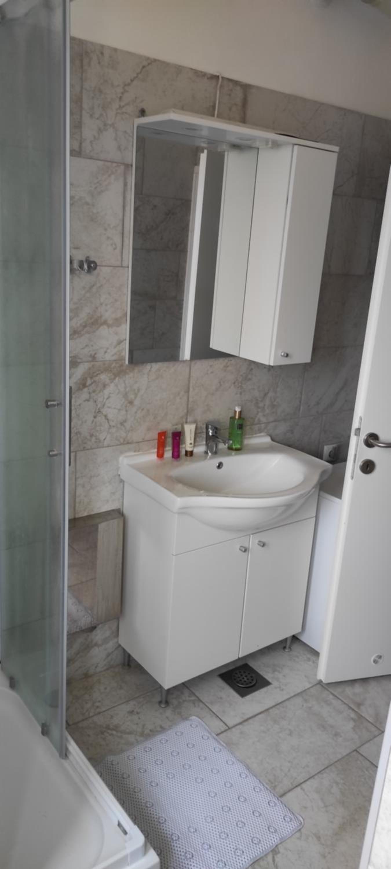 One-Bedroom Apartment - Photo 6