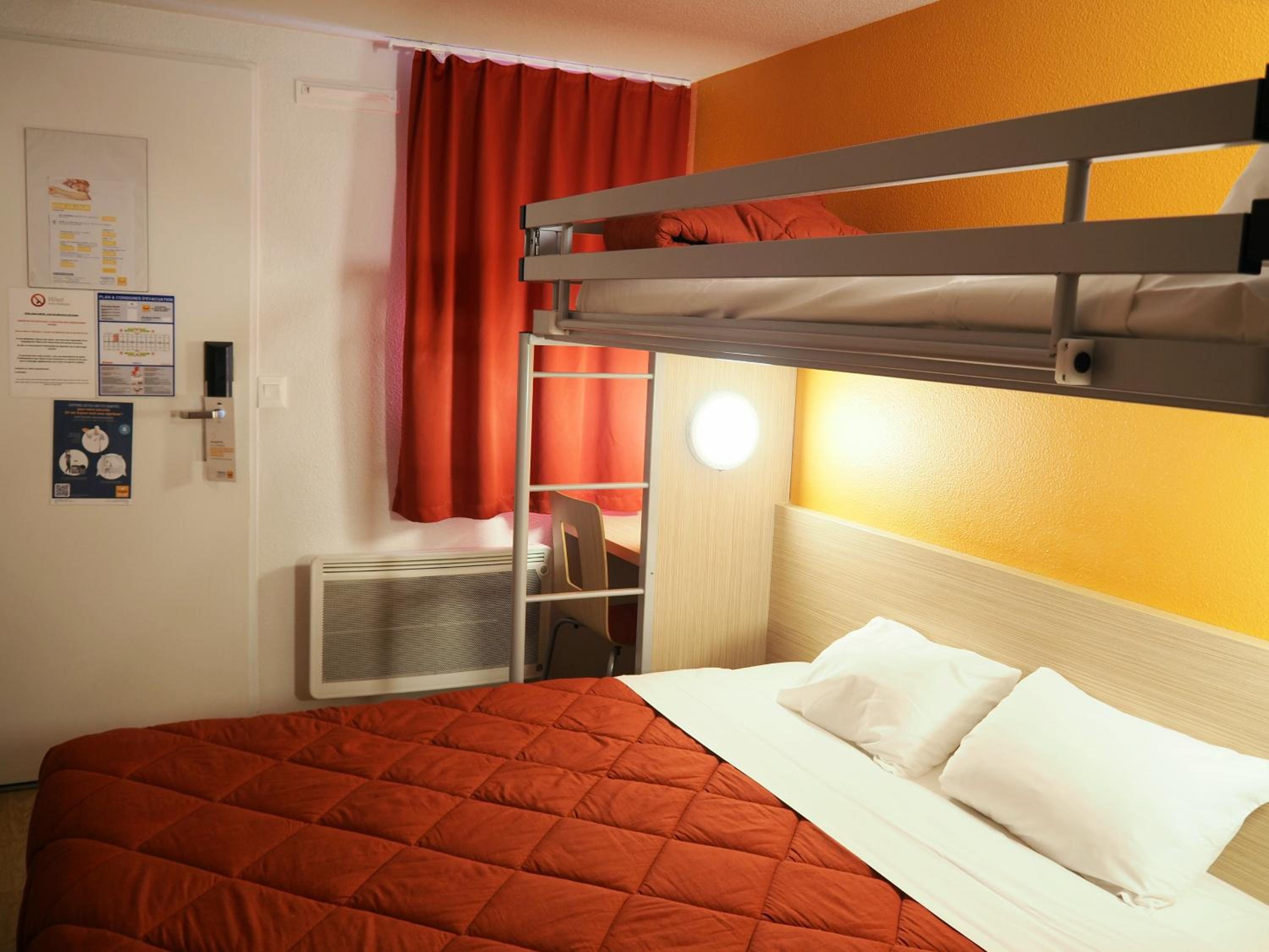 Triple Room (1 Double Bed + 1 Single Bed) photo 1