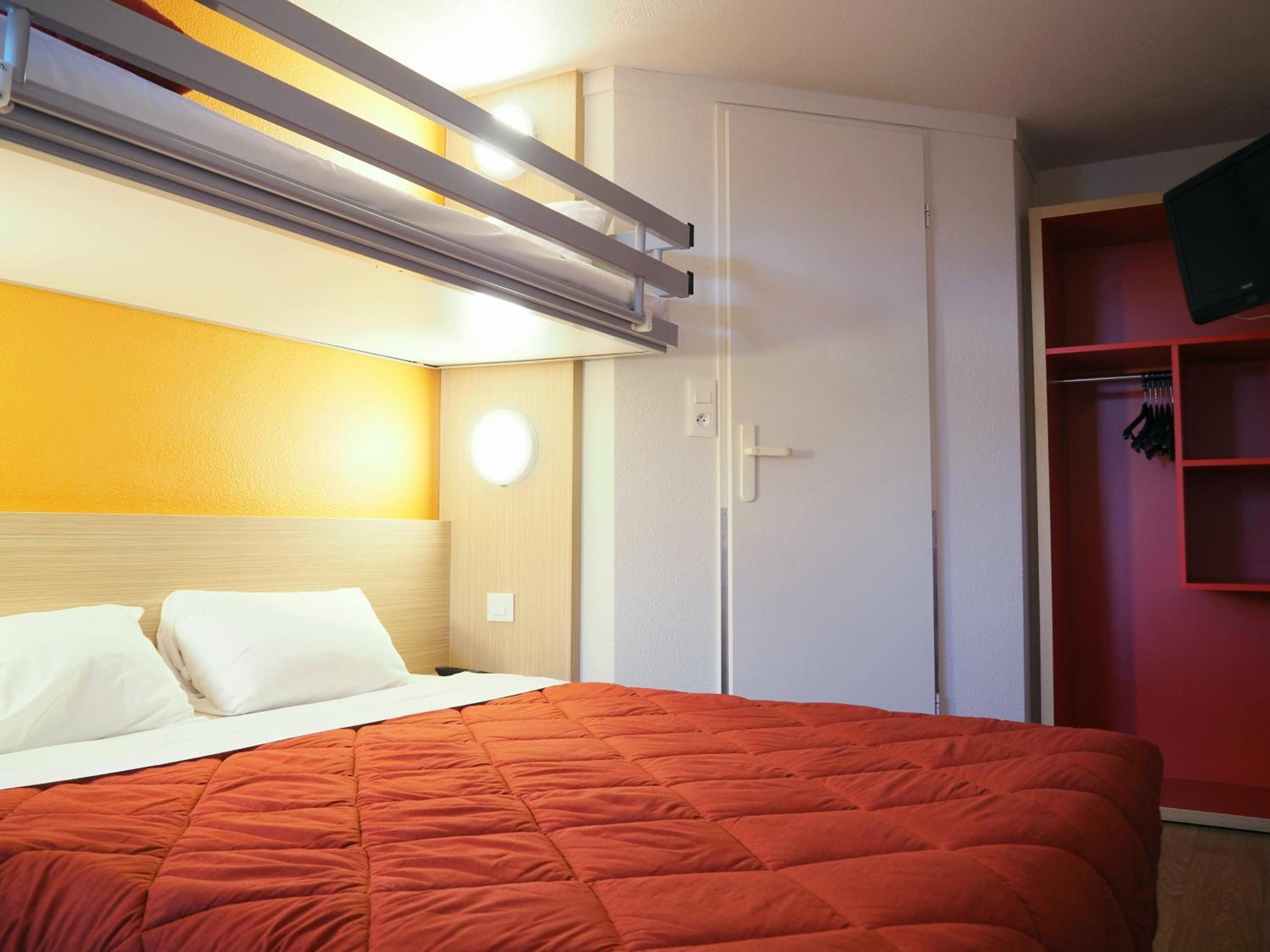 Triple Room (1 Double Bed + 1 Single Bed) photo 3