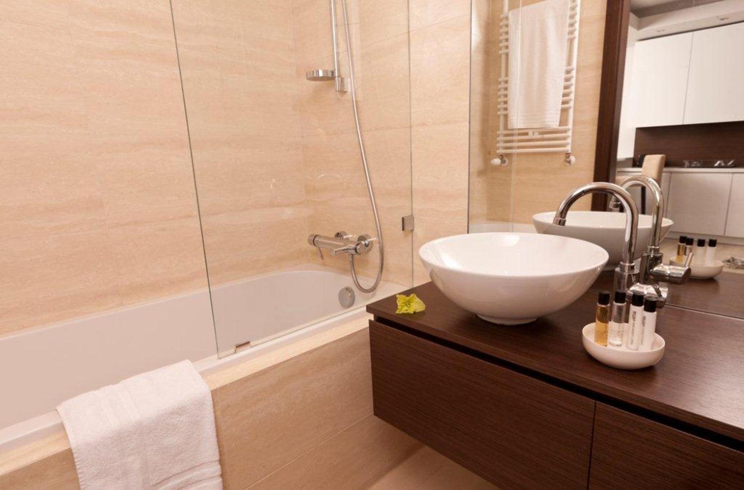 Superior One-Bedroom Apartment - Photo 3