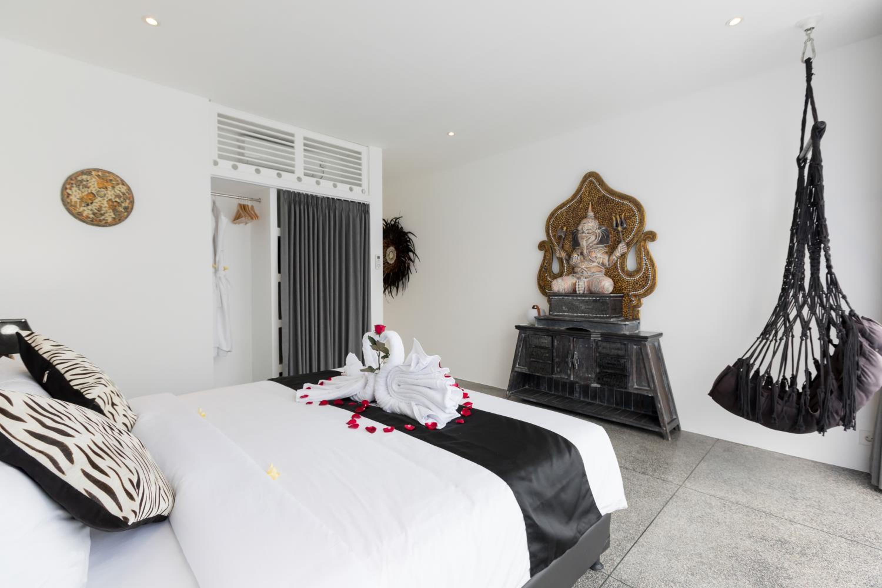 Four-Bedroom Villa with Private Pool - Photo 24