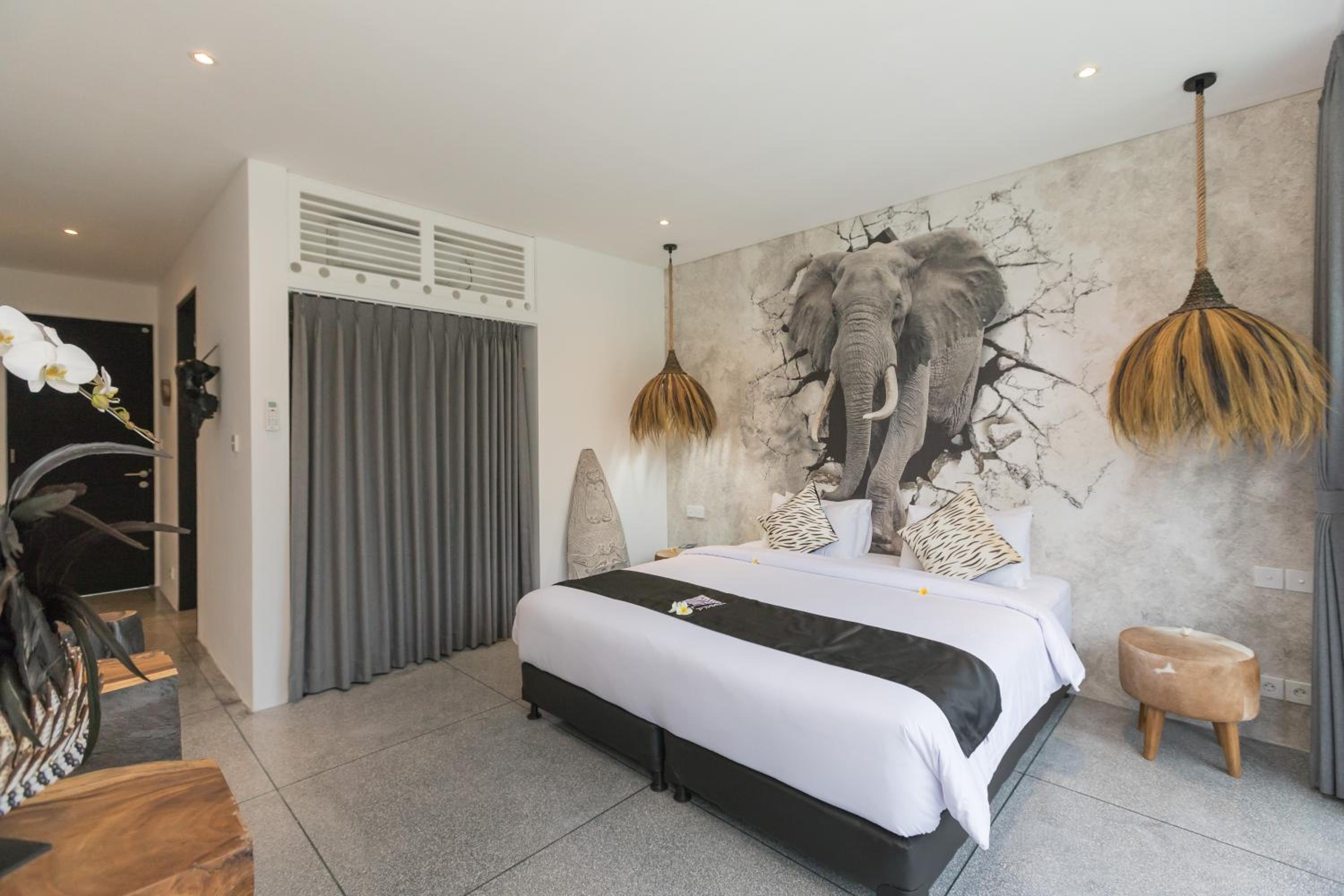 Four-Bedroom Villa with Private Pool - Photo 13