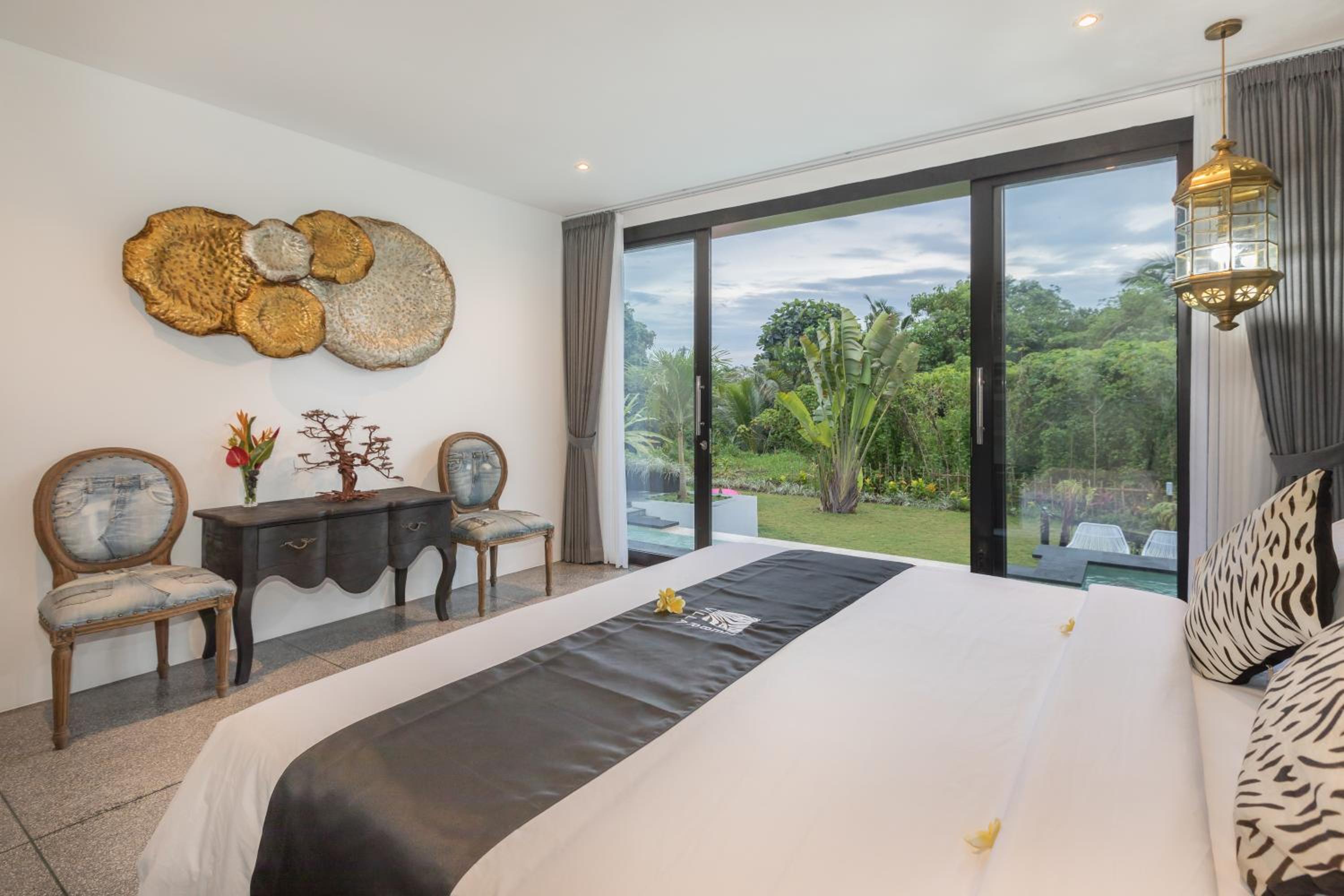 Four-Bedroom Villa with Private Pool - Photo 5