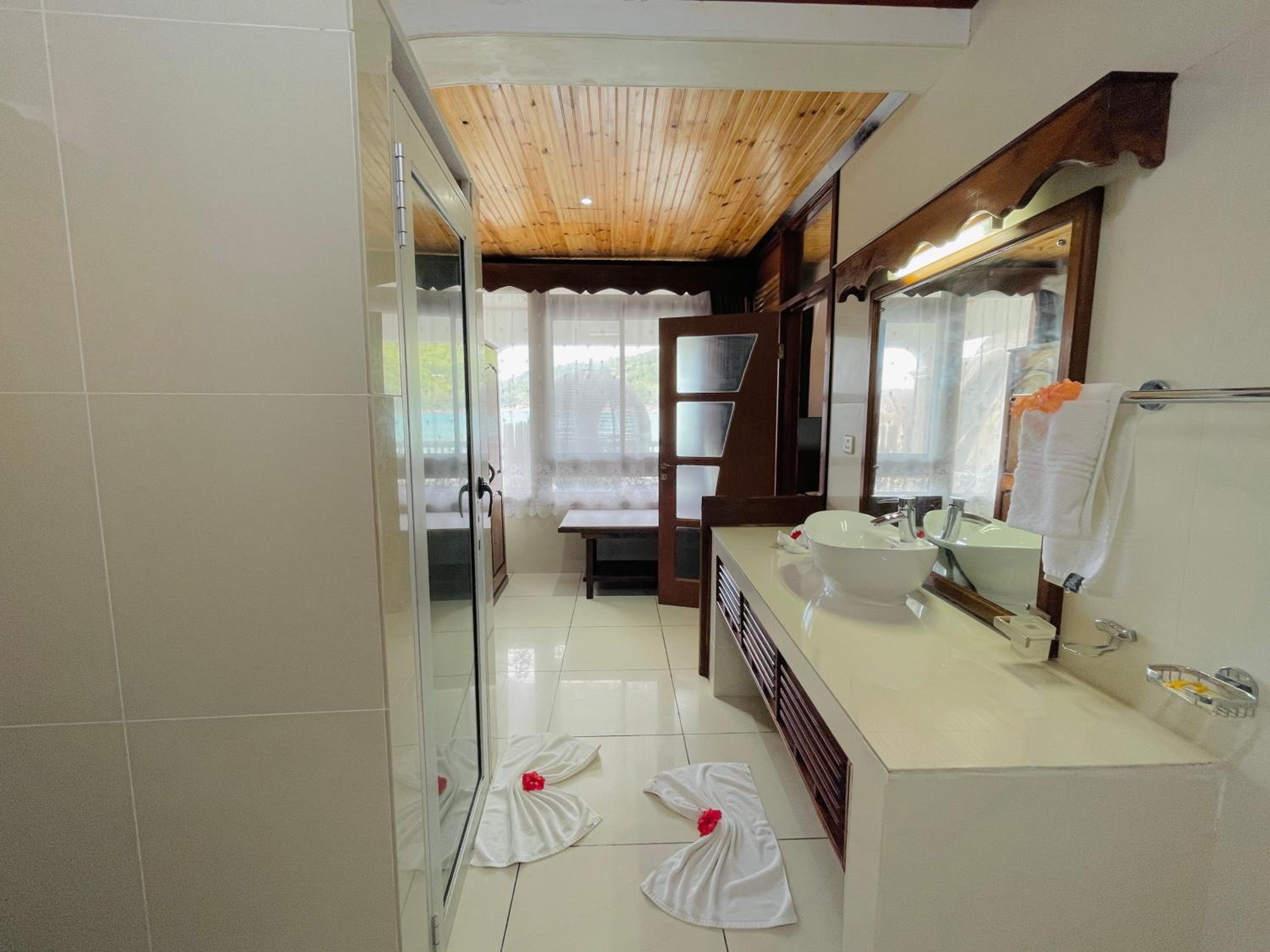 Junior Suite with Ocean View - Photo 11
