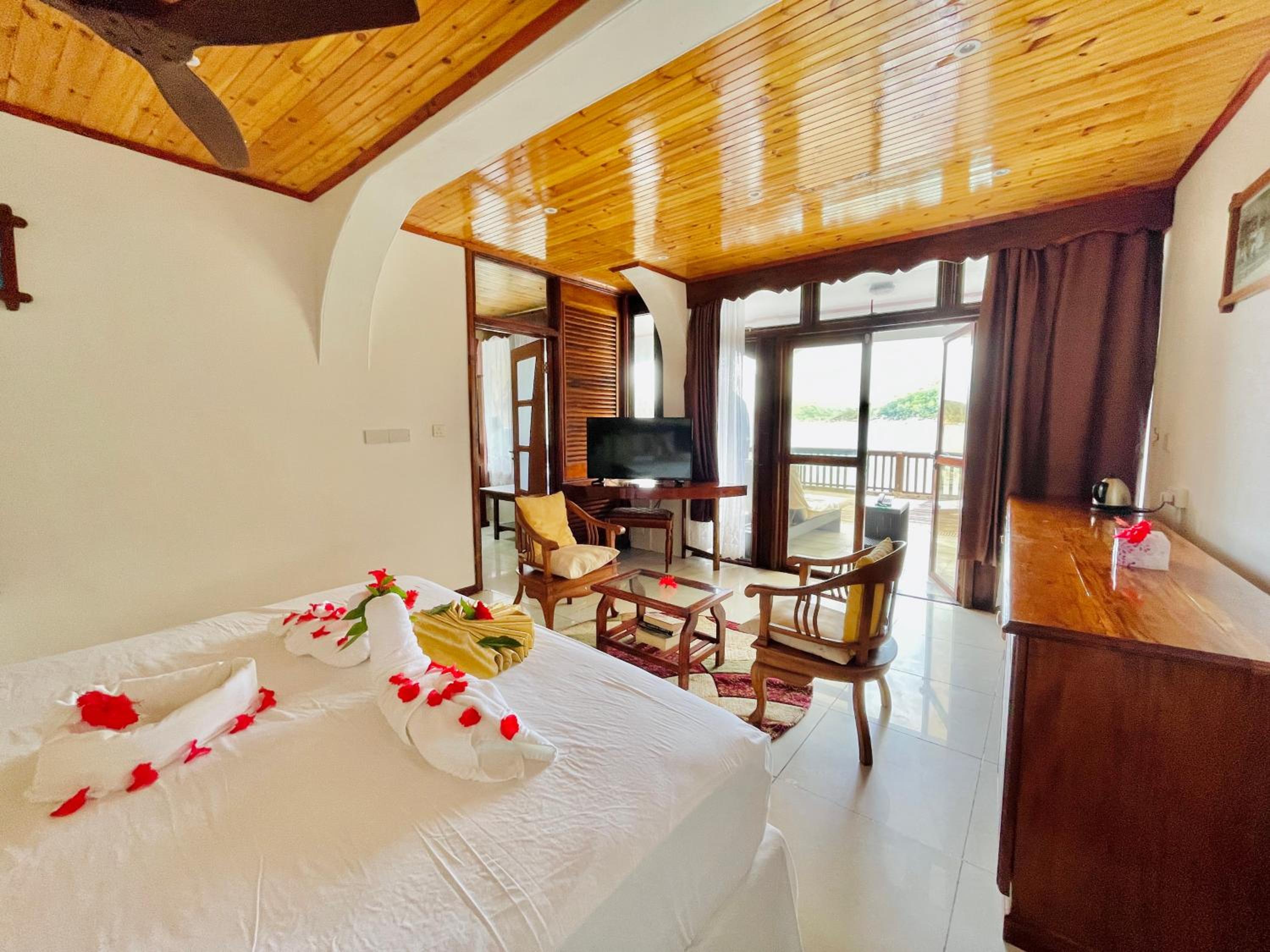 Junior Suite with Ocean View - Photo 12